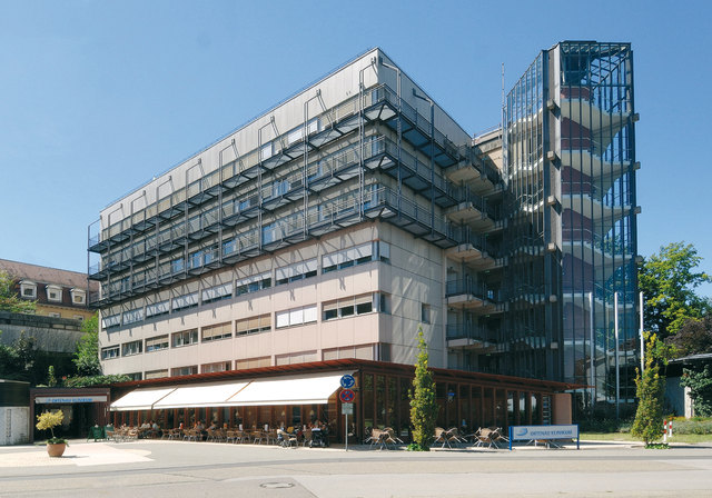 Standort Achern: Die Gutachter sehen zwei Varianten zu dem Standort, bei einer würde auch Achern geschlossen. Bei der anderen Variante bleibt Achern bestehen, erhielte in einer Untervariante einen Neubau oder, so ein weitere Möglichkeit, der bestehende Komplex erhielte einen Anbau. Hier spielt auch die Zukunft des benachbarten Standorts Bühl eine Rolle. Bleibt der Klinikstandort bestehen, erhielte es die Funktion eines "Grundversorgers mit elektiven Schwerpunkten": Allgmeine Chirurgie, Unfallchirurgie, Elektiver Orthopädie, Innere Medizin, Frauenheilkunde und Geburtshilfe. Die Bettenzahl von Achern und Oberkirch von derzeit 276 würde auf 230 gesenkt.