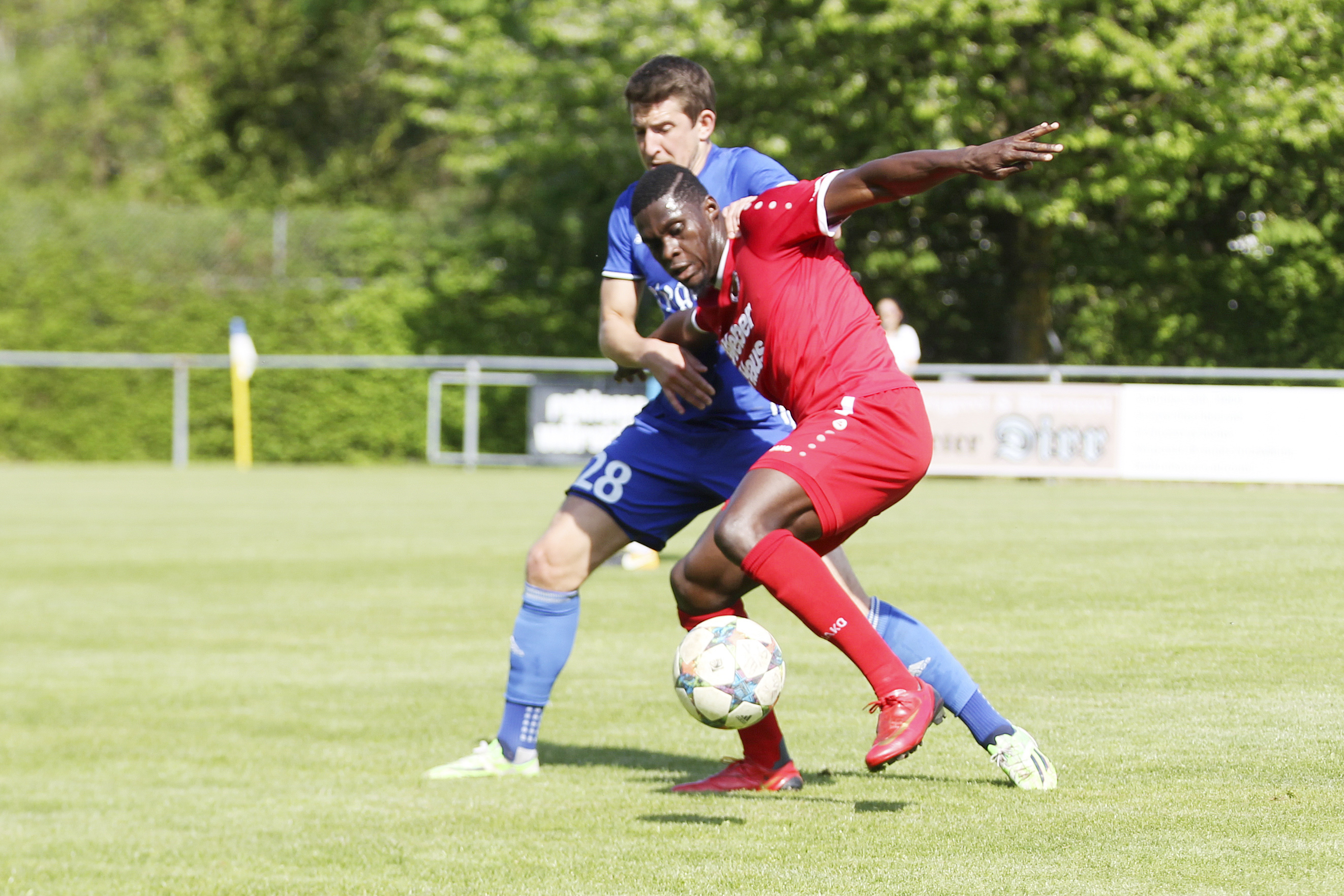 Jean-Gabriel Dussot vom SV Linx (rotes Trikot) behauptet sich gegen Endingens Jonas Pies.