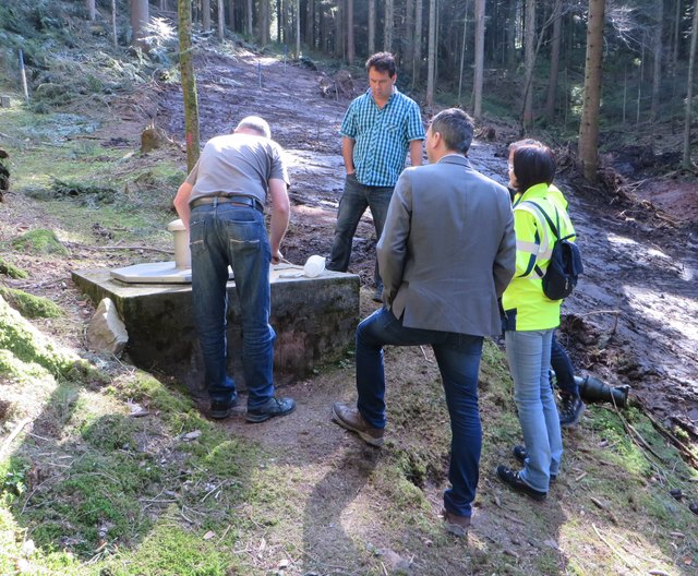 Wassermeister Hubert Decker (v. l.), Eigenbetriebsleiter Peter Göpferich, Bürgermeister Thomas Geppert und Kerstin Geist vom Landratsamt Ortenaukreis bei der Besichtigung des Hochbehälters St. Roman | Foto: Stadt Wolfach