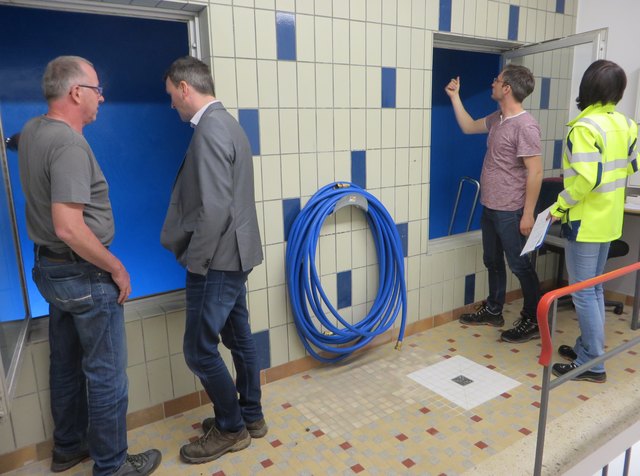 Wassermeister Hubert Decker (v. l.), Bürgermeister Thomas Geppert, Sebastian Schulz und Kerstin Geist vom Landratsamt Ortenaukreis bei der Besichtigung der Wasserkammern im Hochbehälter Vorstadtberg | Foto: Stadt Wolfach