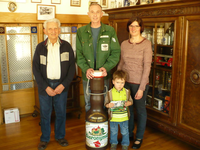 Moderne Firmensteuerung meets Tradition: das Büro befindet sich inmitten von Familienfotos und Originaleinrichtung. | Foto: djä