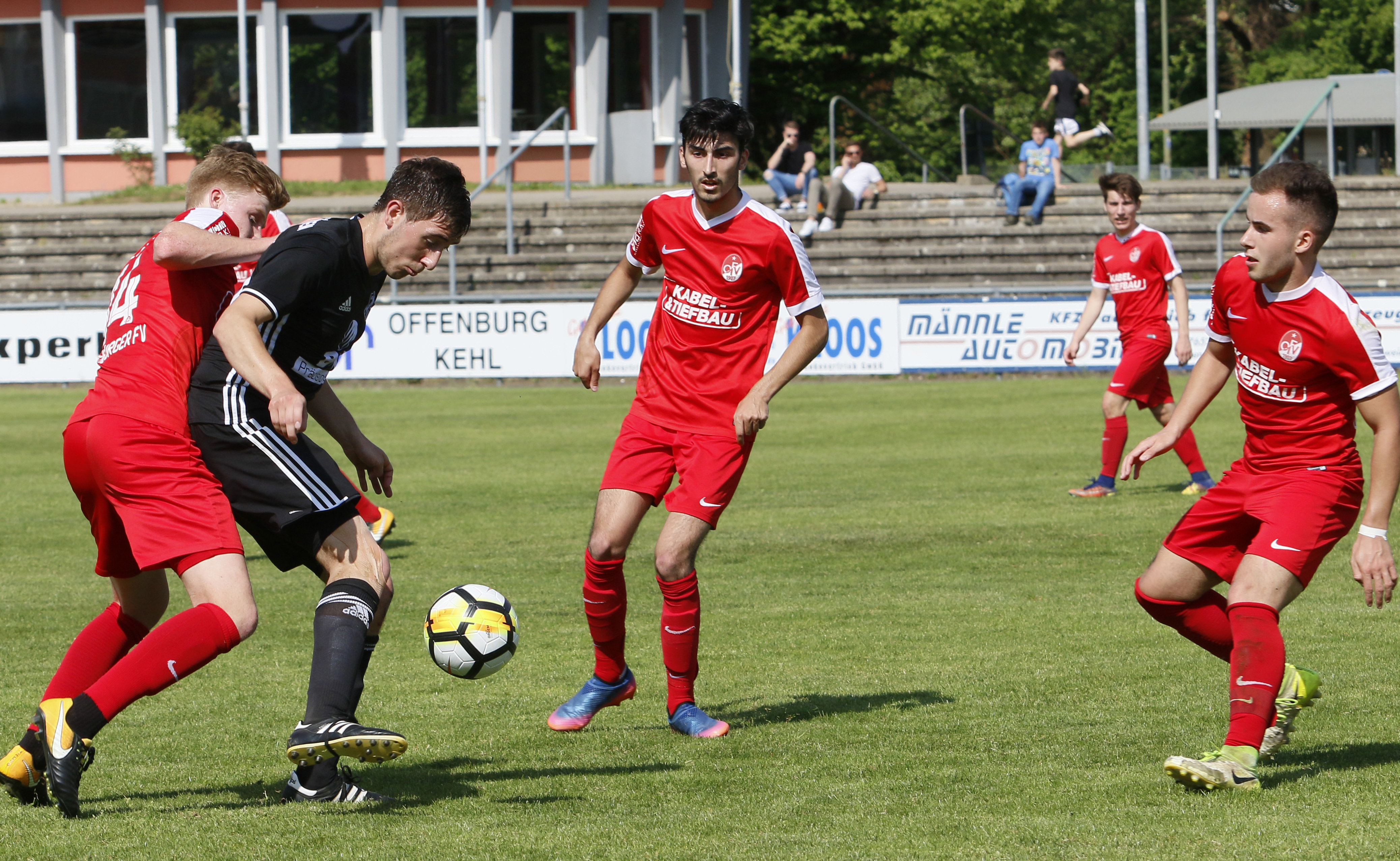 Der Offenburger FV (rotes Trikot) kam gegen Hofstetten nicht über ein mageres 1:1 hinaus.