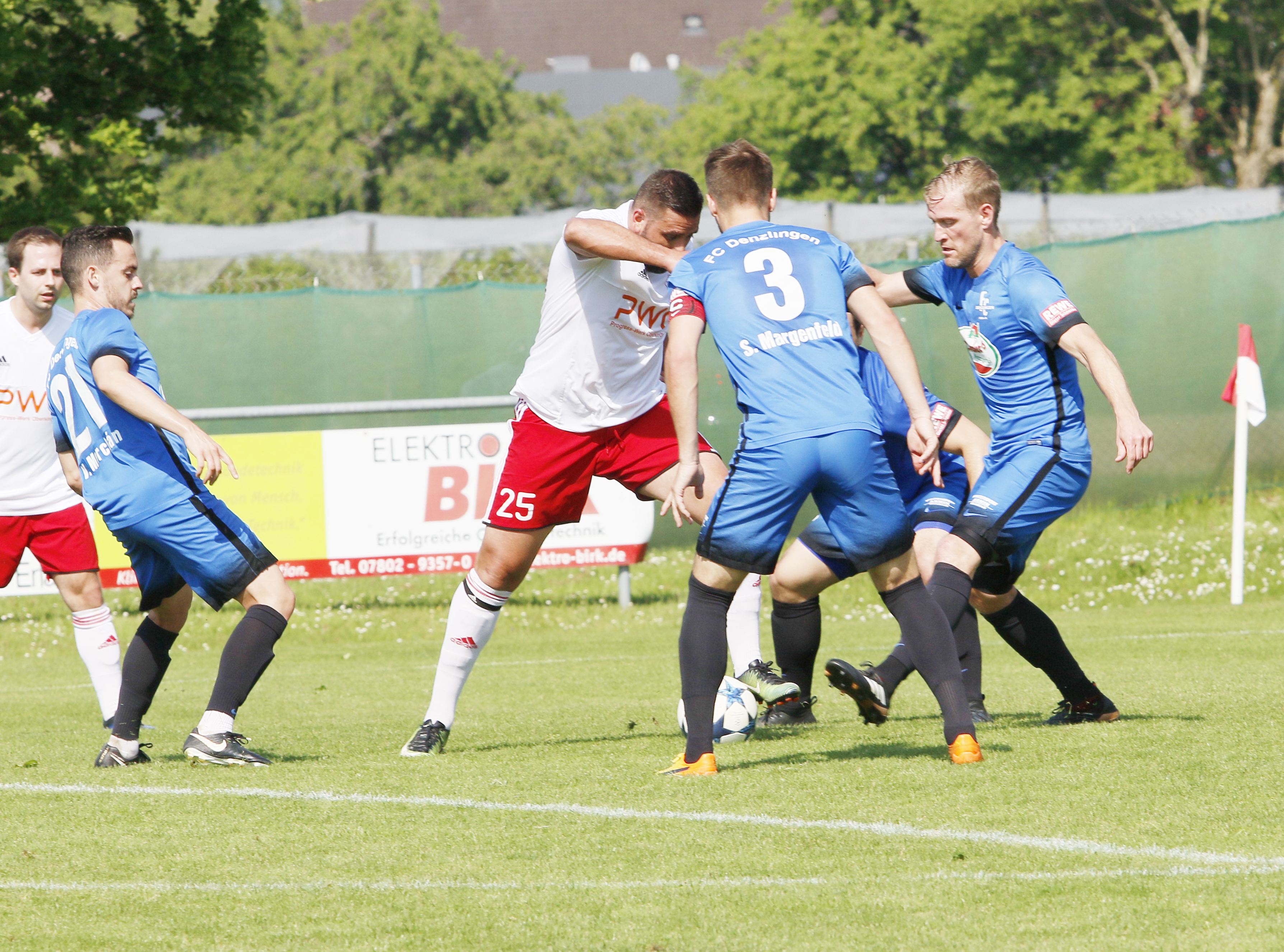 Stadelhofens Valon Salihu (weißes Trikot) schoss zwar ein Tor, doch das war gegen den FC Denzlingen einfach zu wenig.