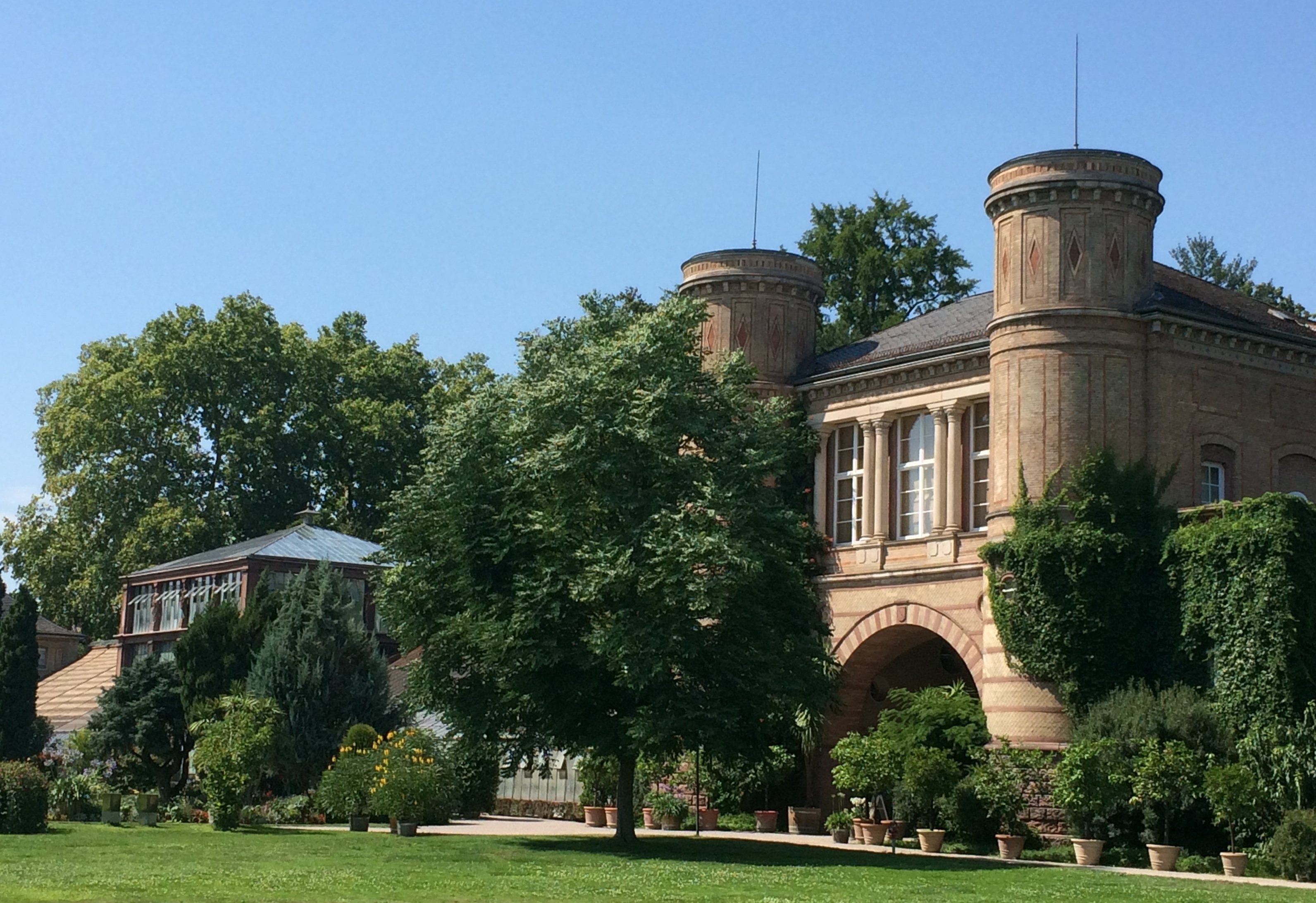 Flanieren im fürstlichen Lustgarten mit beeindruckendem Gewächshaus