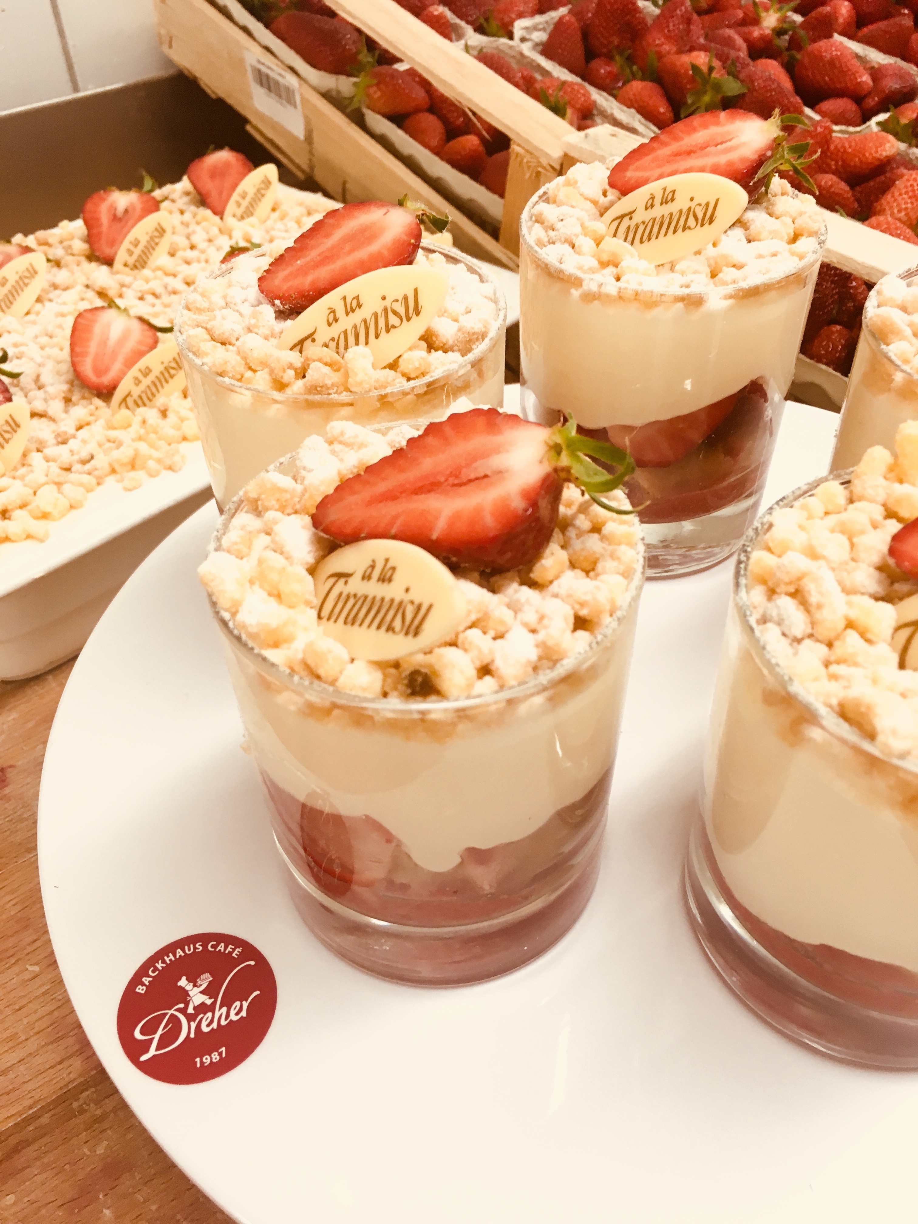 Tiramisu mit Erbeeren krönt als Dessert ein Essen.