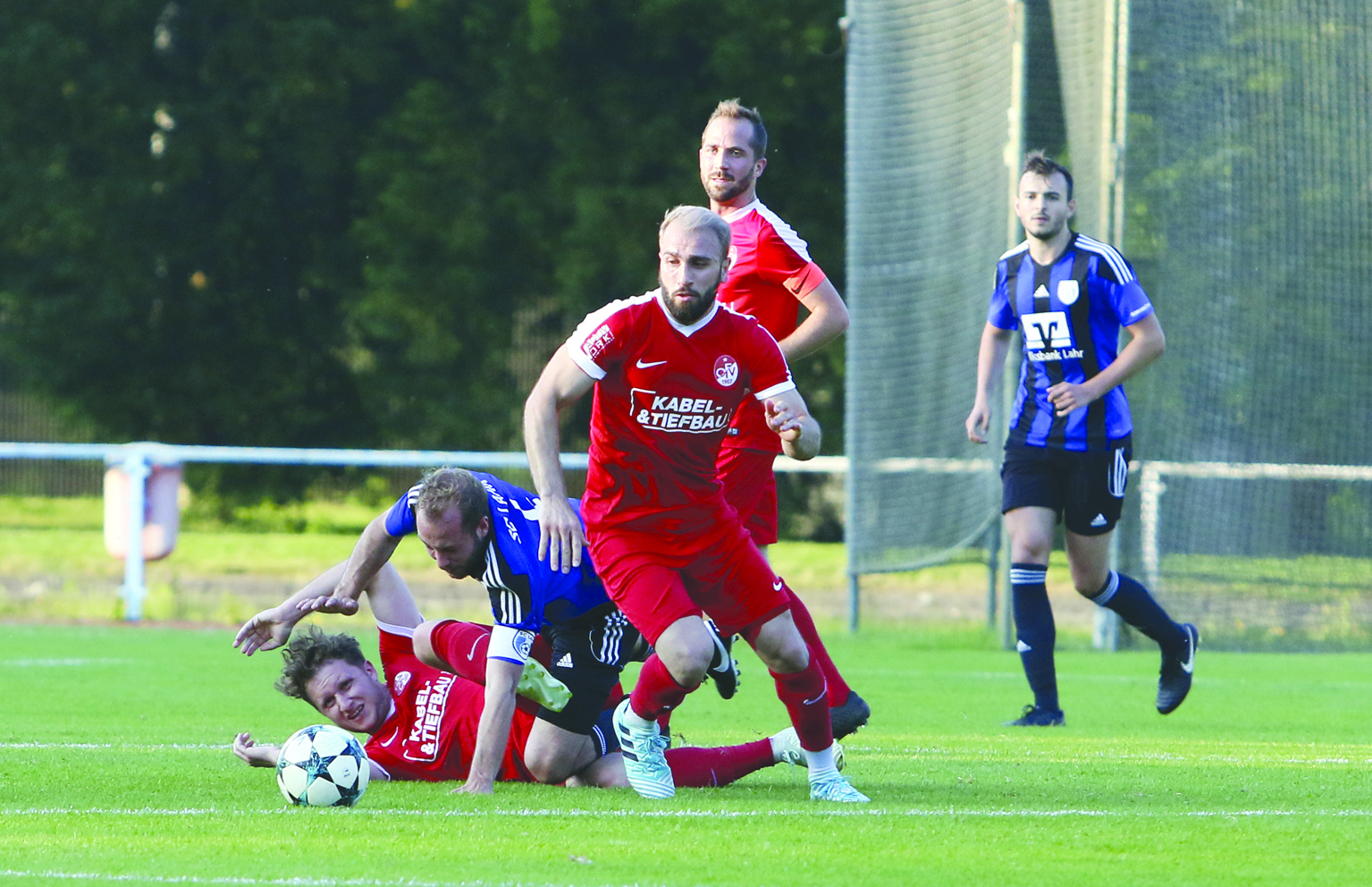 Spannende Szenen gab es beim torlosen Lokalderby zwischen dem SC Lahr (blaues Trikot) und dem Offenburger FV.