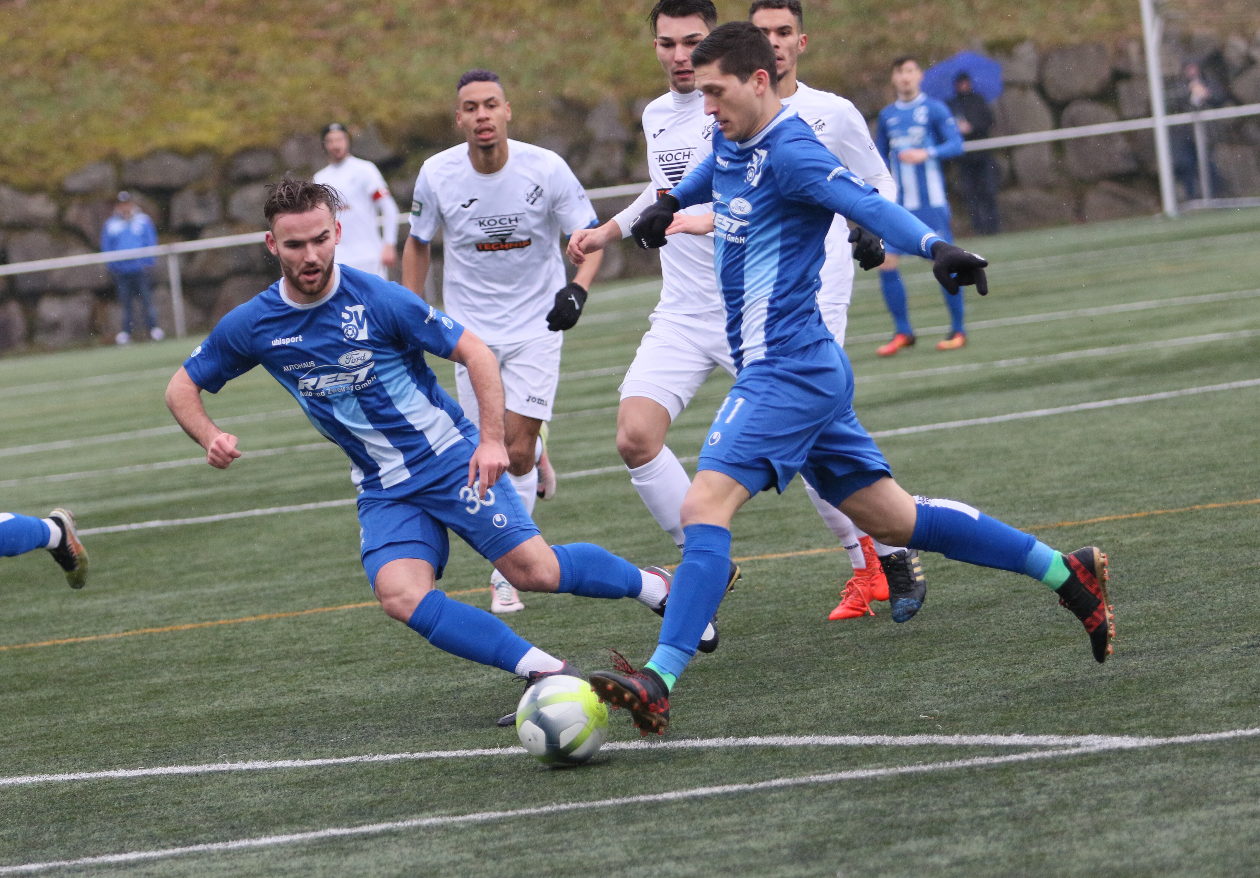 Nur selten konnte sich der SV Oberachern (blaues Trikot) so in Szene setzen. Am Ende gab es eine deftige 2:5-Niederlage.