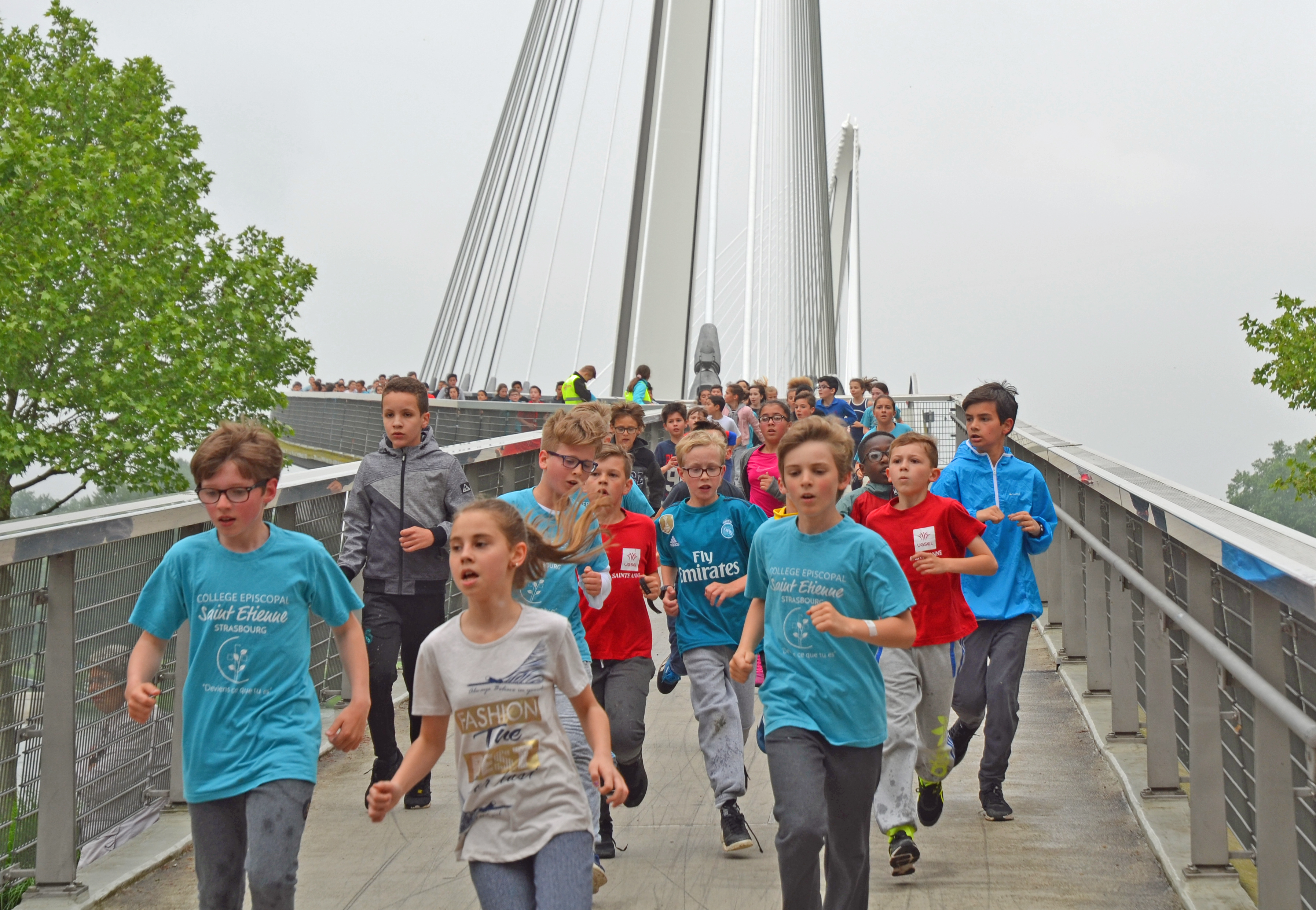 Die Kinder überquerten beim grenzüberschreitenden „Kilomètre Solidarité“ die Passerelle des deux Rives.