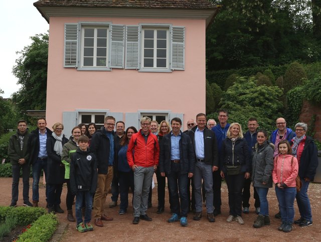 Bürgermeister, Tourismusfachleute, Kreisräte, Landrat und die Gewinnerin (Dritte v. l.) trafen sich zum Tourismustag. | Foto: Landratsamt Ortenaukreis