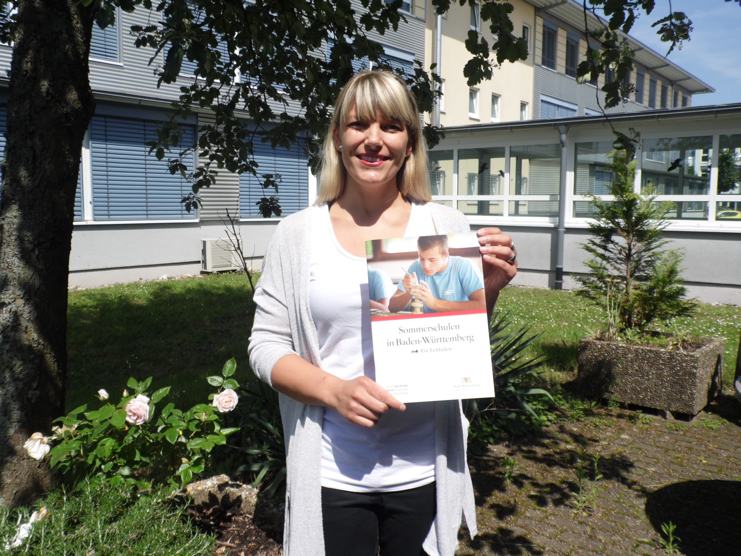 Alexandra Herrmann, Leiterin des regionalen Bildungsbüros der Bildungsregion Ortenau e.V., stellt das Projekt in den Schulen vor.