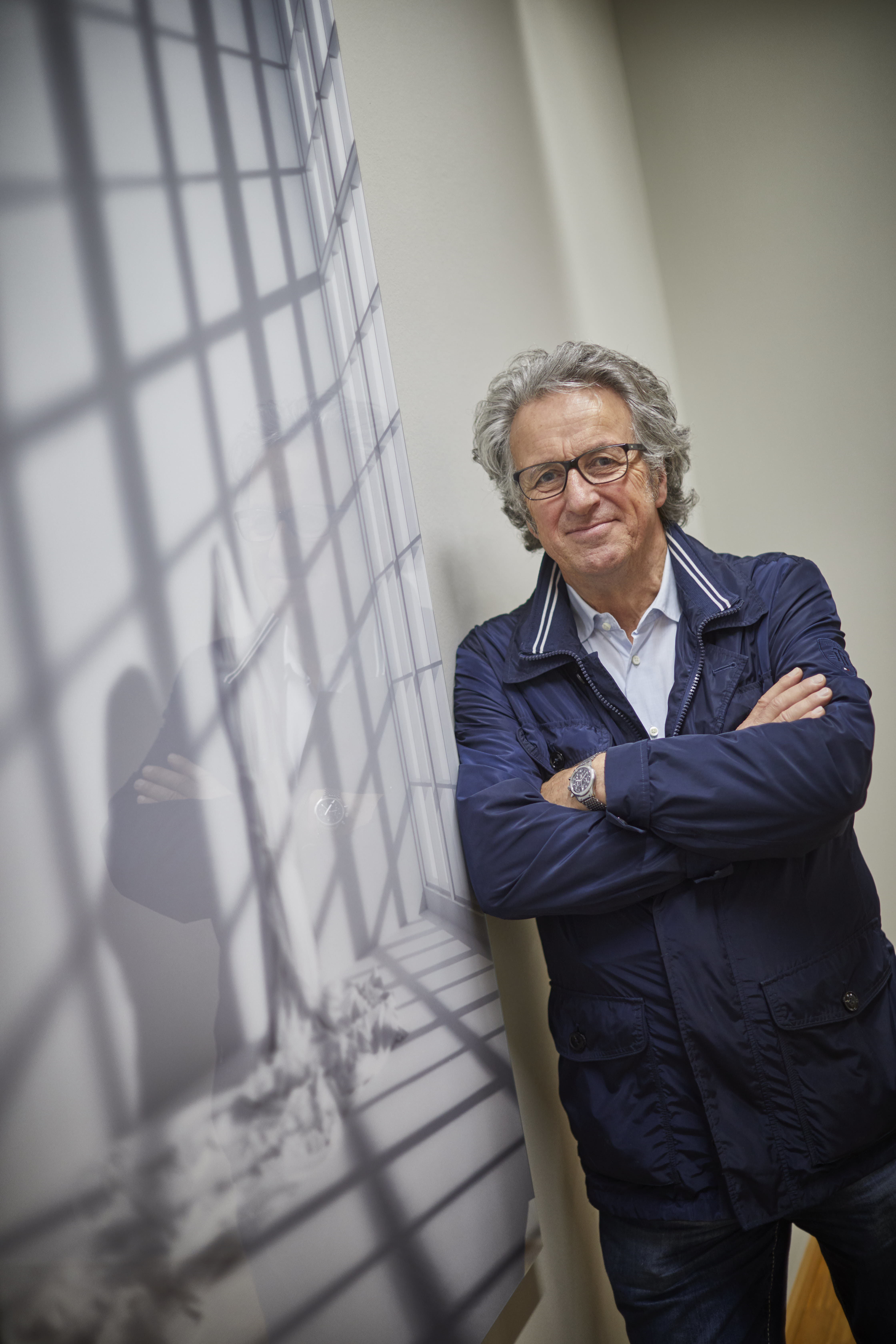 Axel Bleyer in der Städtischen Galerie vor einem Bild seines Ateliers in Ohlsbach.