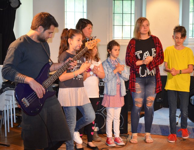 Mit Body-Percussion haben alle Kinder beim Musik-Workshop begonnen. | Foto: Stadt Kehl