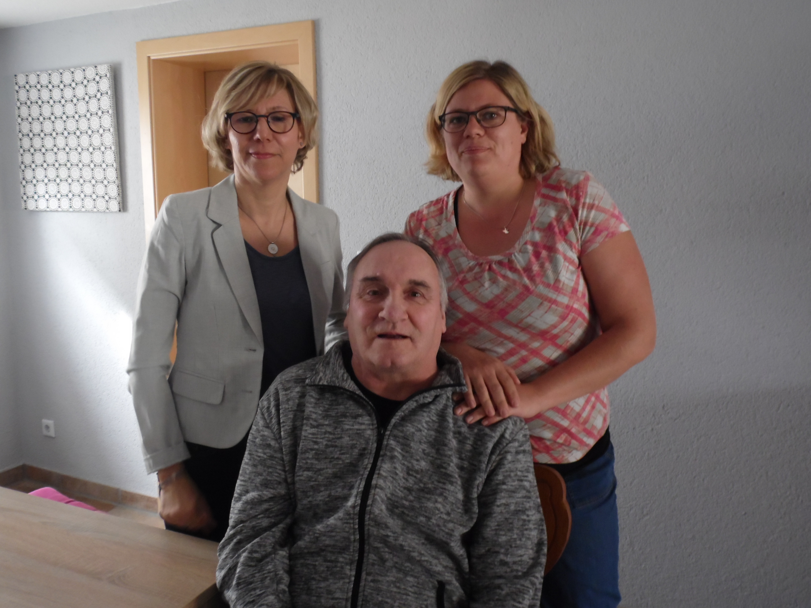 Walter K. ist der "Gast-Opa" bei der Familie von Stefanie Kempf (r.) – vermittelt von Heike Schaal und der Herbstzeit.