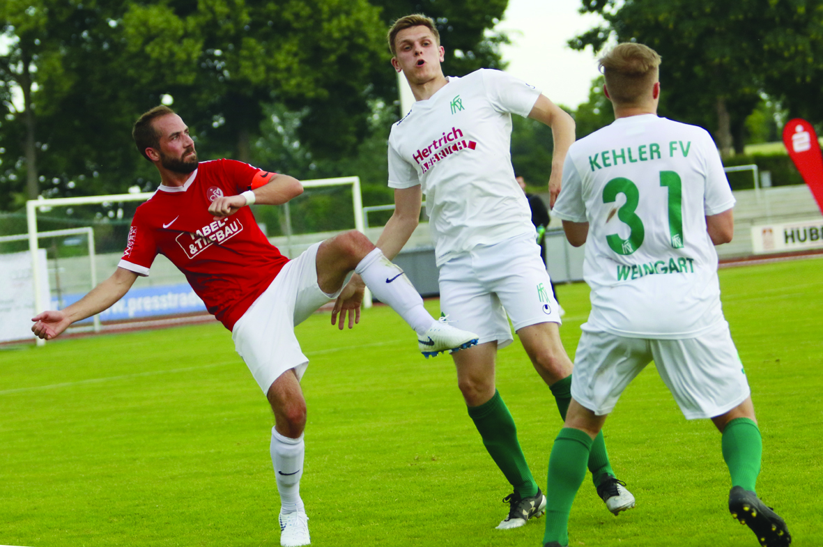 Leider keinen Sieger gab es im umkämpften Lokalderby zwischen dem Kehler FV (weißes Trikot) und dem Offenburger FV. Das Spiel im Kehler Rheinstadion endete 1:1.