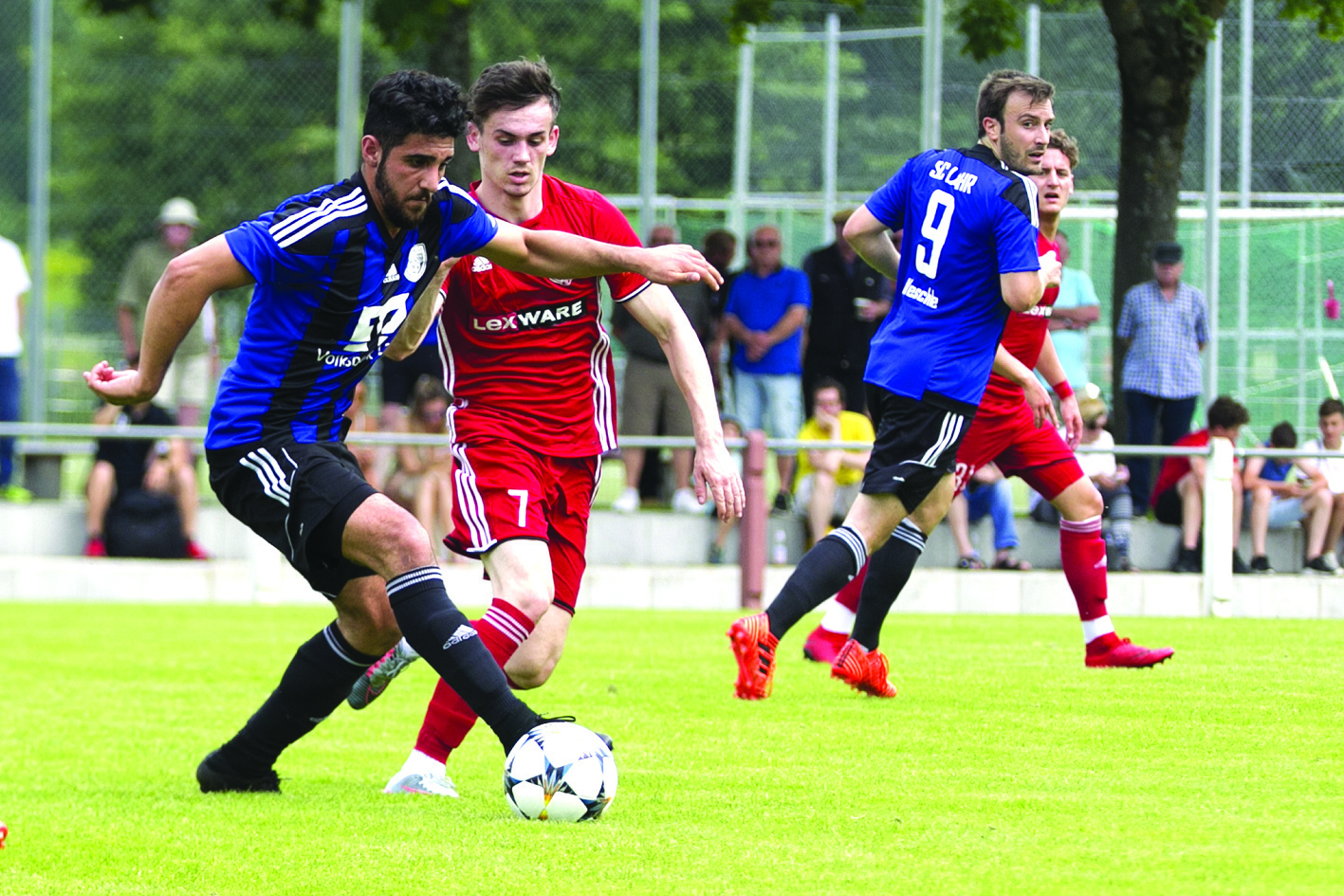 Der SC Lahr (blaues Trikot) verlor gestern Nachmittag beim Meisterschaftsmitfavoriten Freiburger FC am Ende klar mit 2:6.