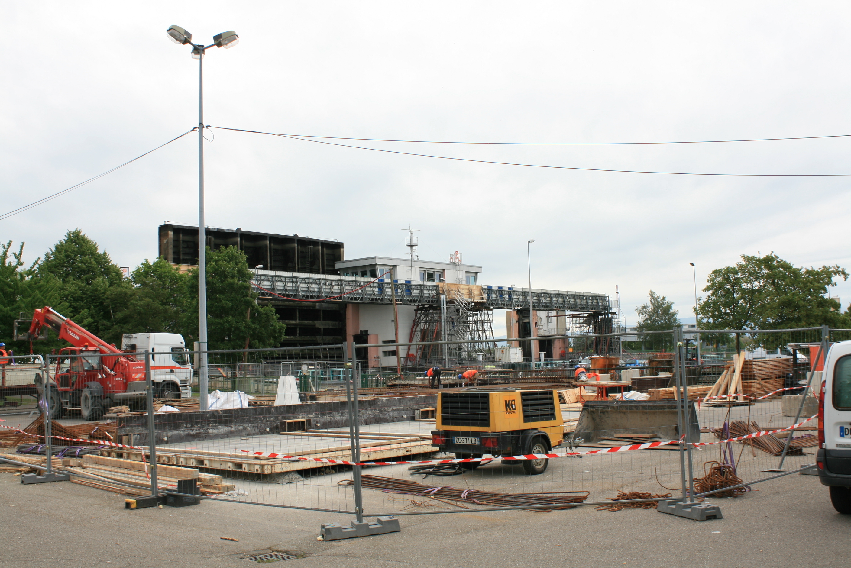 Die Arbeiten für die provisorische Fußgängerbrücke laufen bereits.