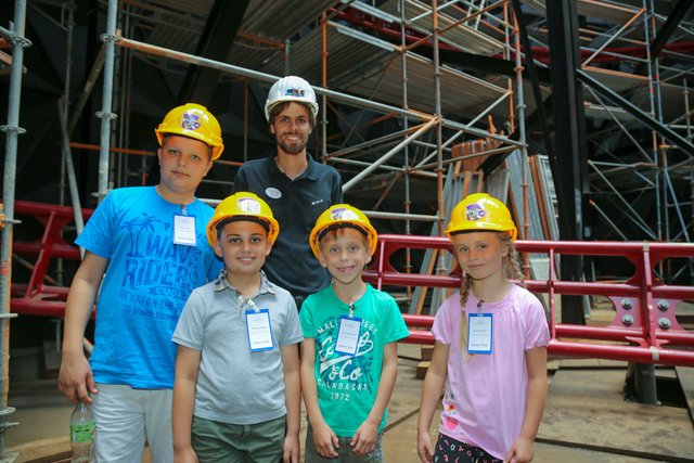 Felix Eiselt, Christian Seibold, Nathaniel Gaponov und Romina Röder mit Patrick Marx bei der Baustelle der Achterbahn "CanCan Coaster".