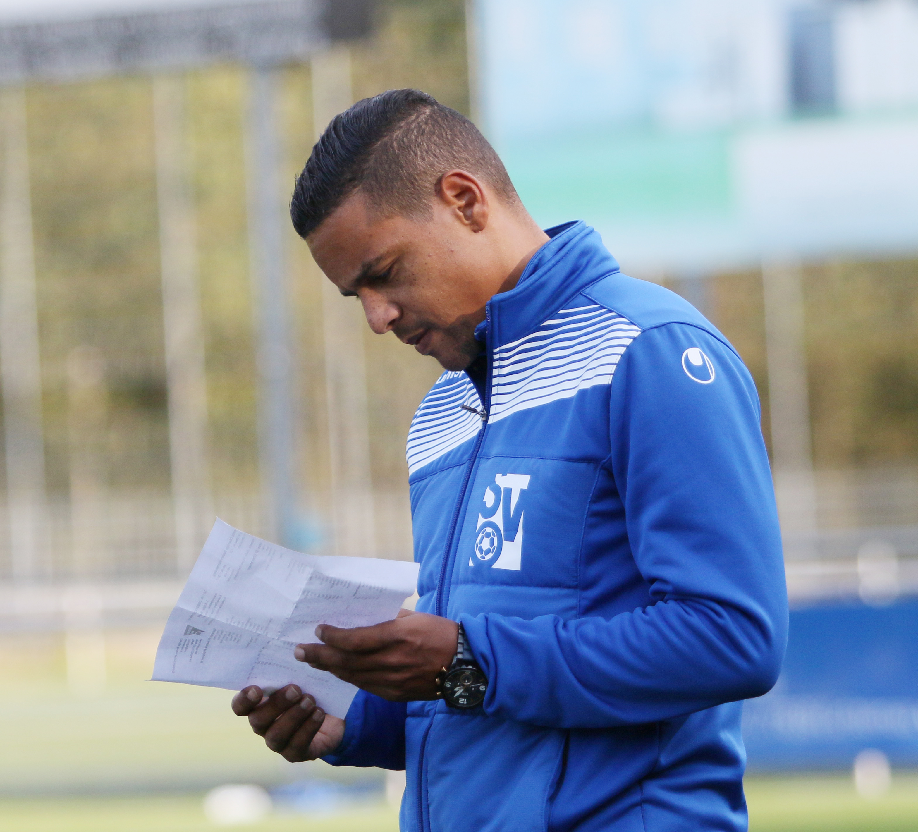 Geht die Taktik auf? Oberacherns Trainer Marc Lerandy beim Studieren der gegnerischen Aufstellung.