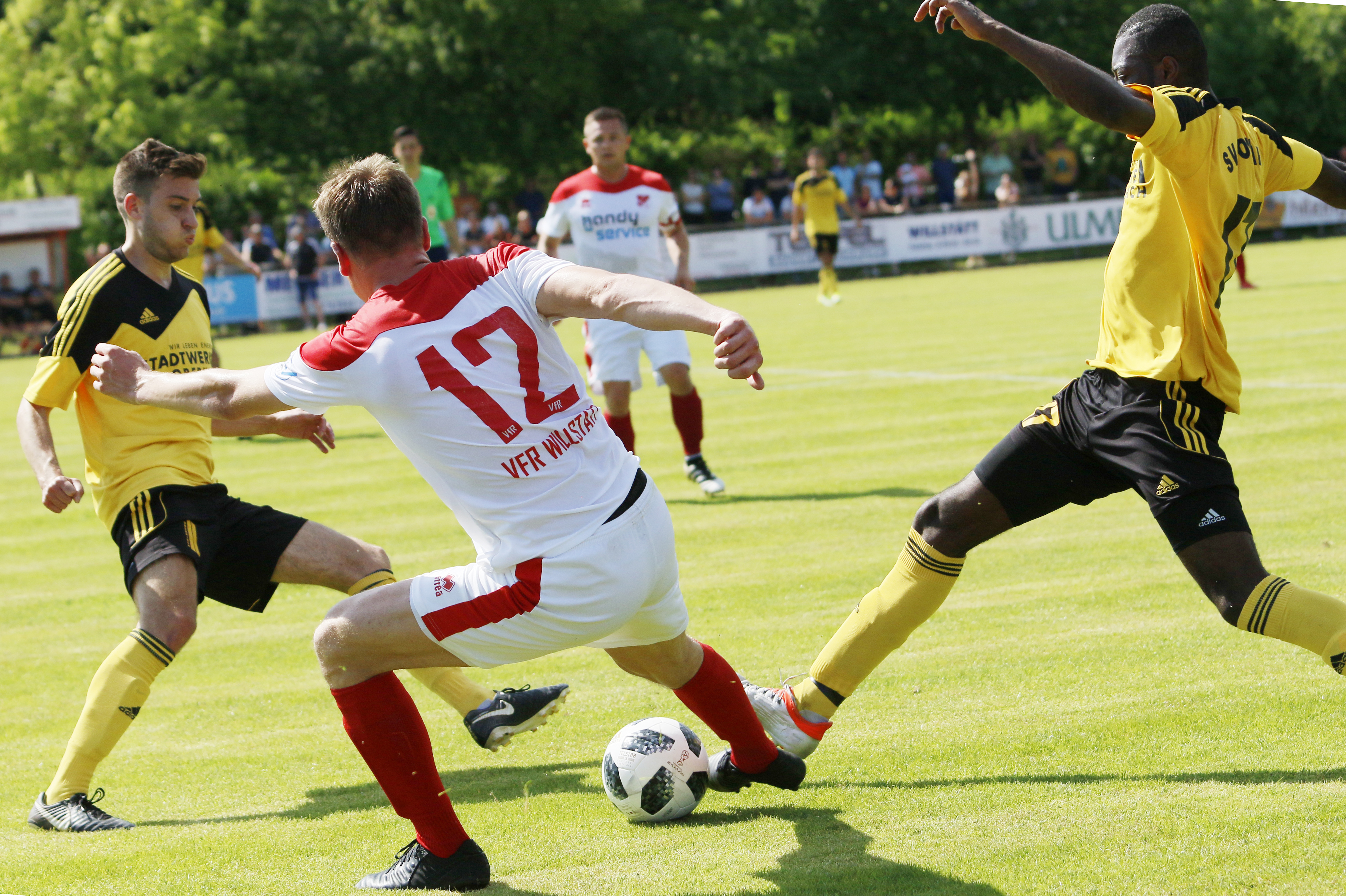 Der VfR Willstätt (weißes Trikot) darf weiterhin auf den Klassenerhalt in der Landesliga hoffen.