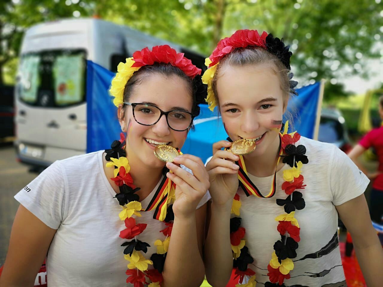 Maren Buchholz und Marisa Göppert sind stolz auf die Goldmedaillen, die sie in Worms bekamen.