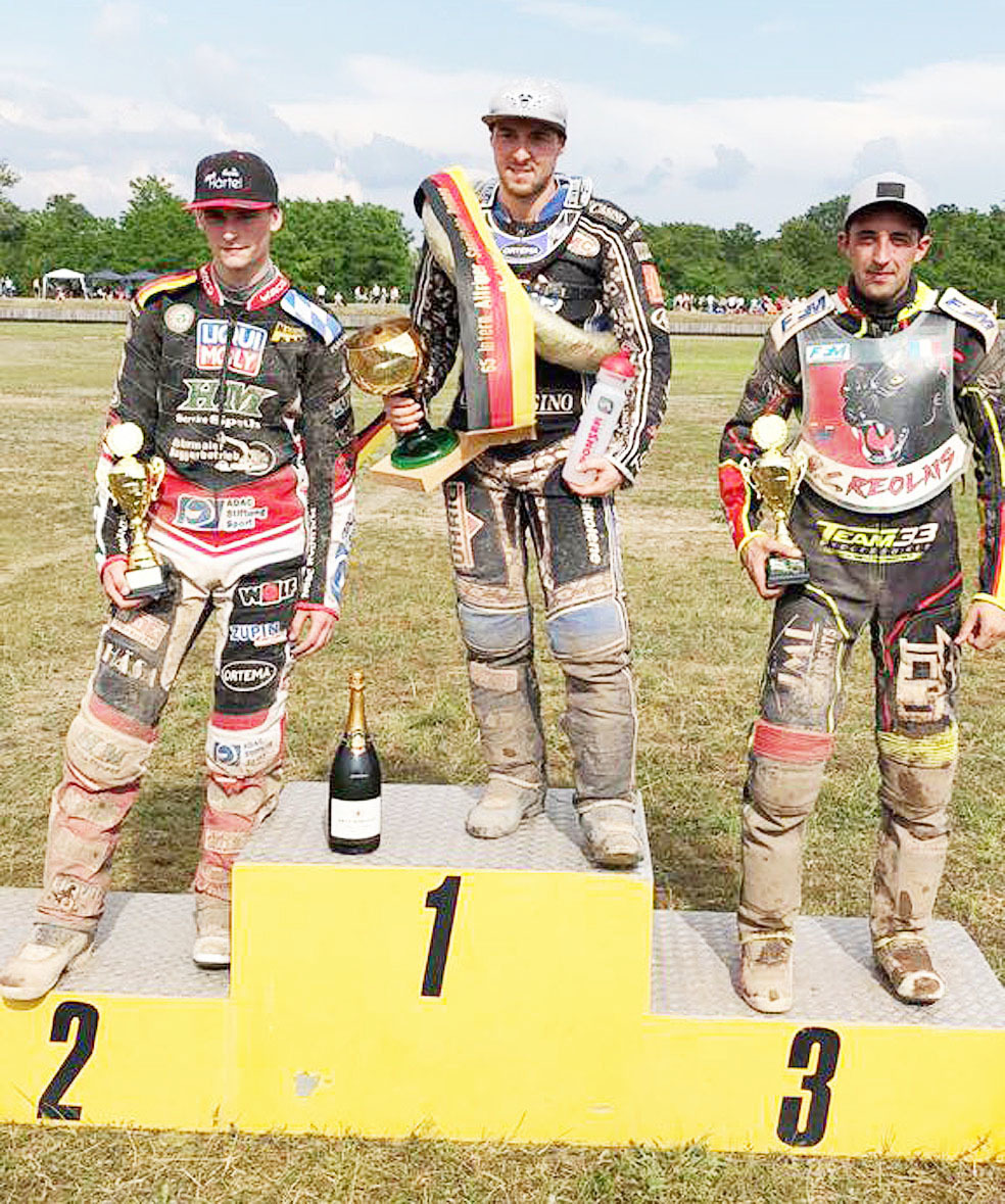 Max Dilger mit dem "Goldenen Römer". Links der Zweitplatzierte Michael Härtel, recht der Tscheche Josef Franc.