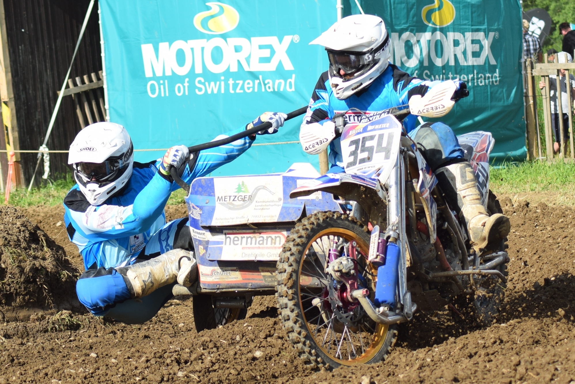 Erfolgreich im Motocross unterwegs: das Seitenwagengespann Heiko Müller mit Pirmin Hofmeier vom MSC Schweighausen.