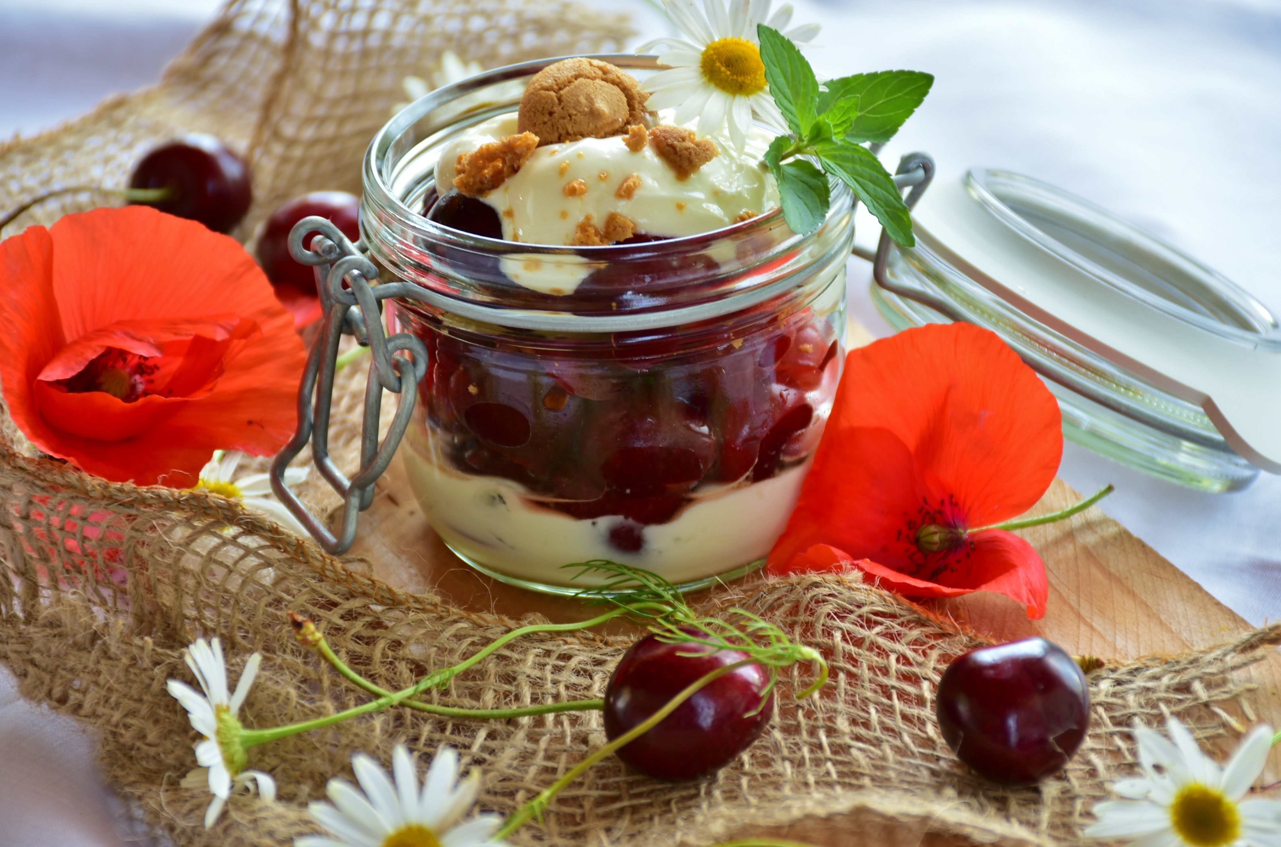 Kirschen veredeln mit ihrer fruchtigen Süße so manches cremiges Dessert.