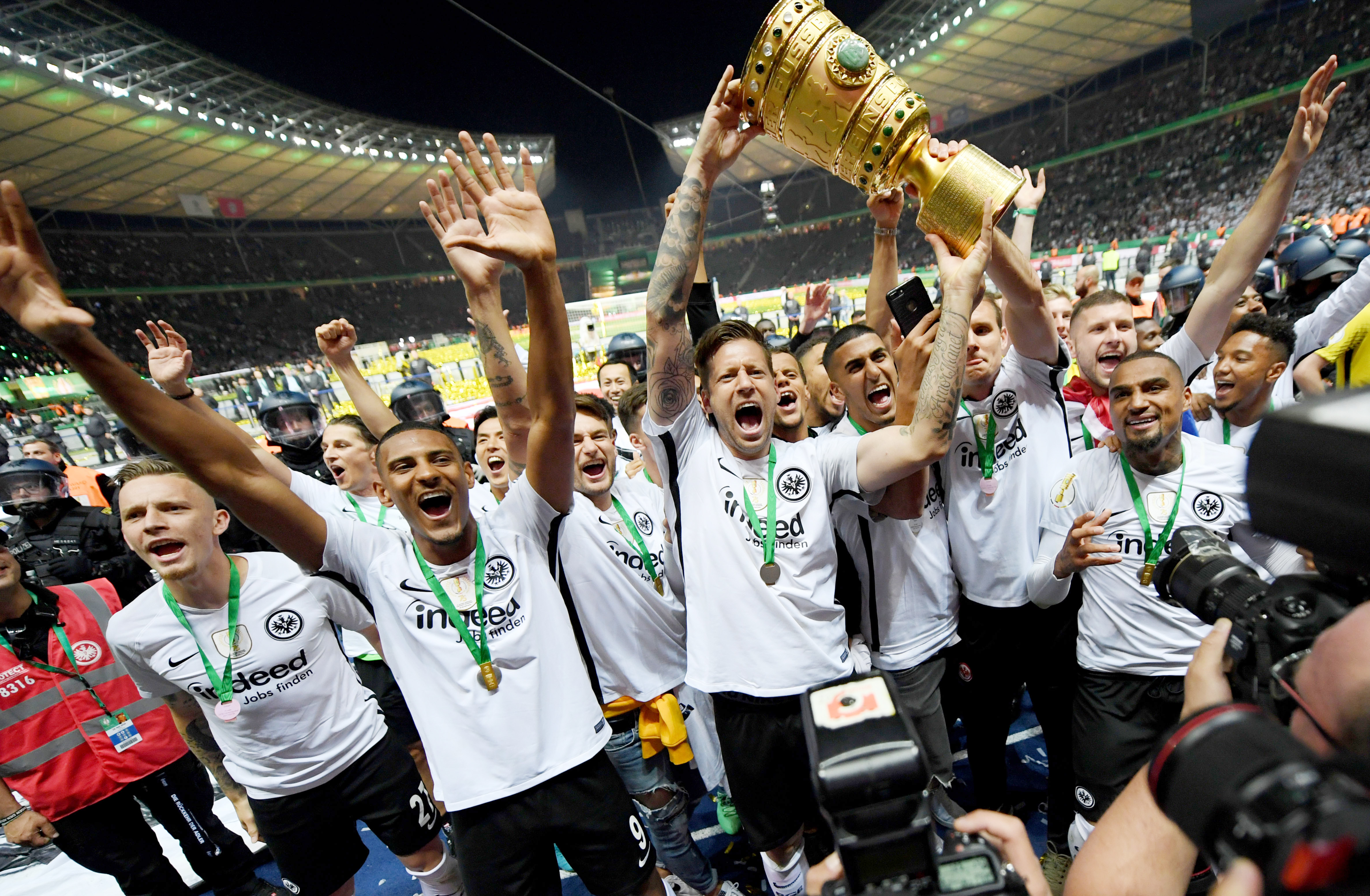 Pokalsieger Eintracht Frankfurt muss in der ersten Hauptrunde des DFB-Pokals beim traditionsreichen Regionalligisten SSV Ulm 1846 antreten.