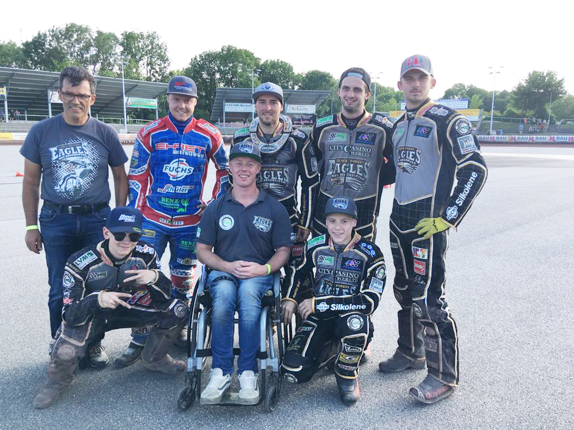 Die "Black Forest Eagles" des MSC Berghaupten vor dem Rennen im Landshuter Ellermühle-Stadion