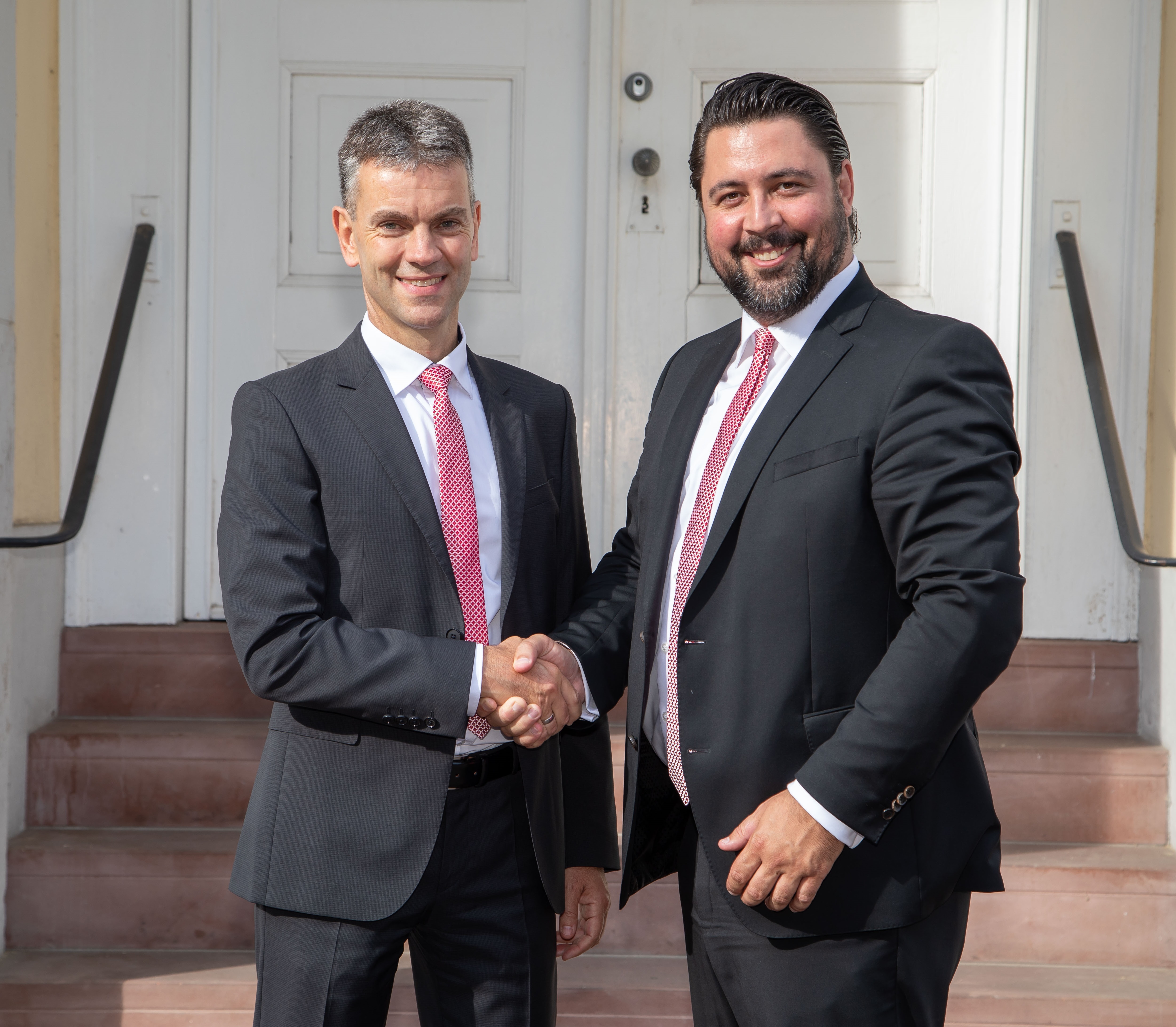 Haslachs Bürgermeister Philipp Saar gratuliert Carlo Carosi (links) zu seiner Wahl zum Vorstandsmitglied.
