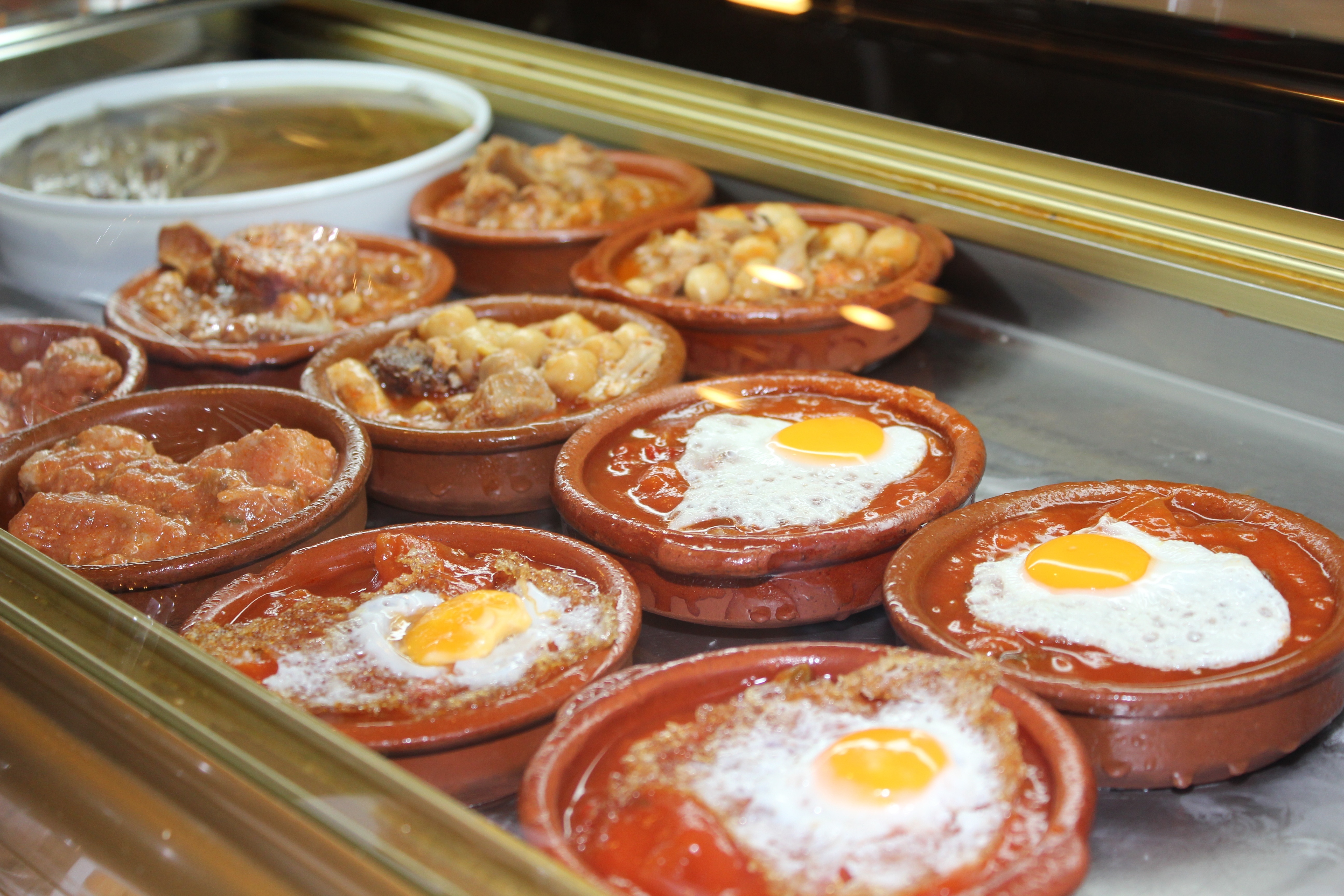 Tapas, diese unwiderstehlichen Häppchen aus Spanien, werden warm oder kalt serviert.