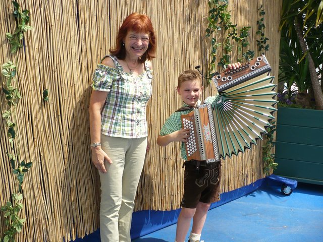 Mit neun Jahren war er der jüngste Interpret in der Show: Jannik Schedlbauer mit Gewinnerin Marianne Kunz. | Foto: Jäger