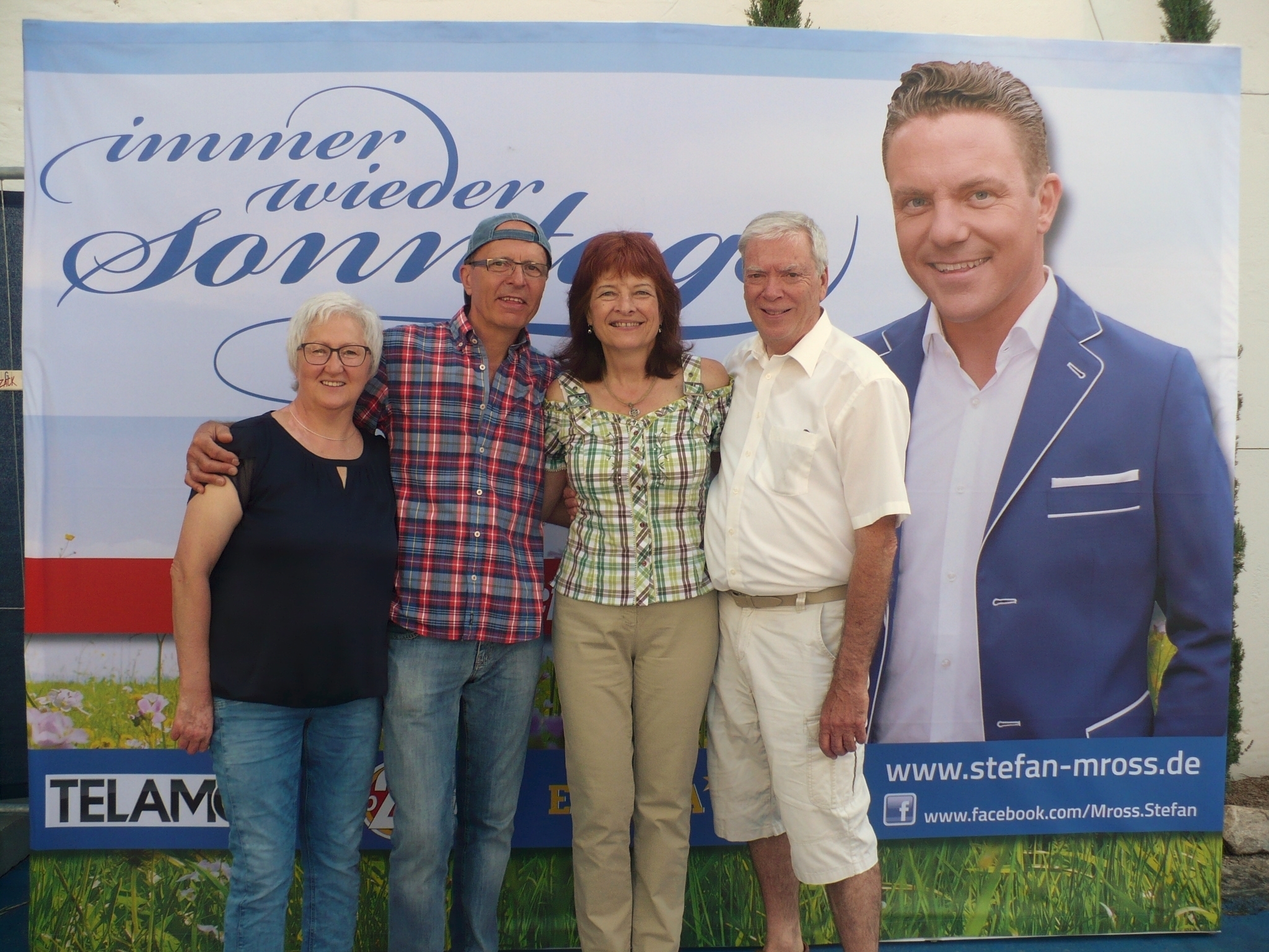 Auch der Himmel lachte, als sie vor der Show am 3. Juni den Backstagebereich besuchen durften: Luise und Hermann Löw, Gewinnerin Marianne Kunz und Ehemann Dieter (v. l.).