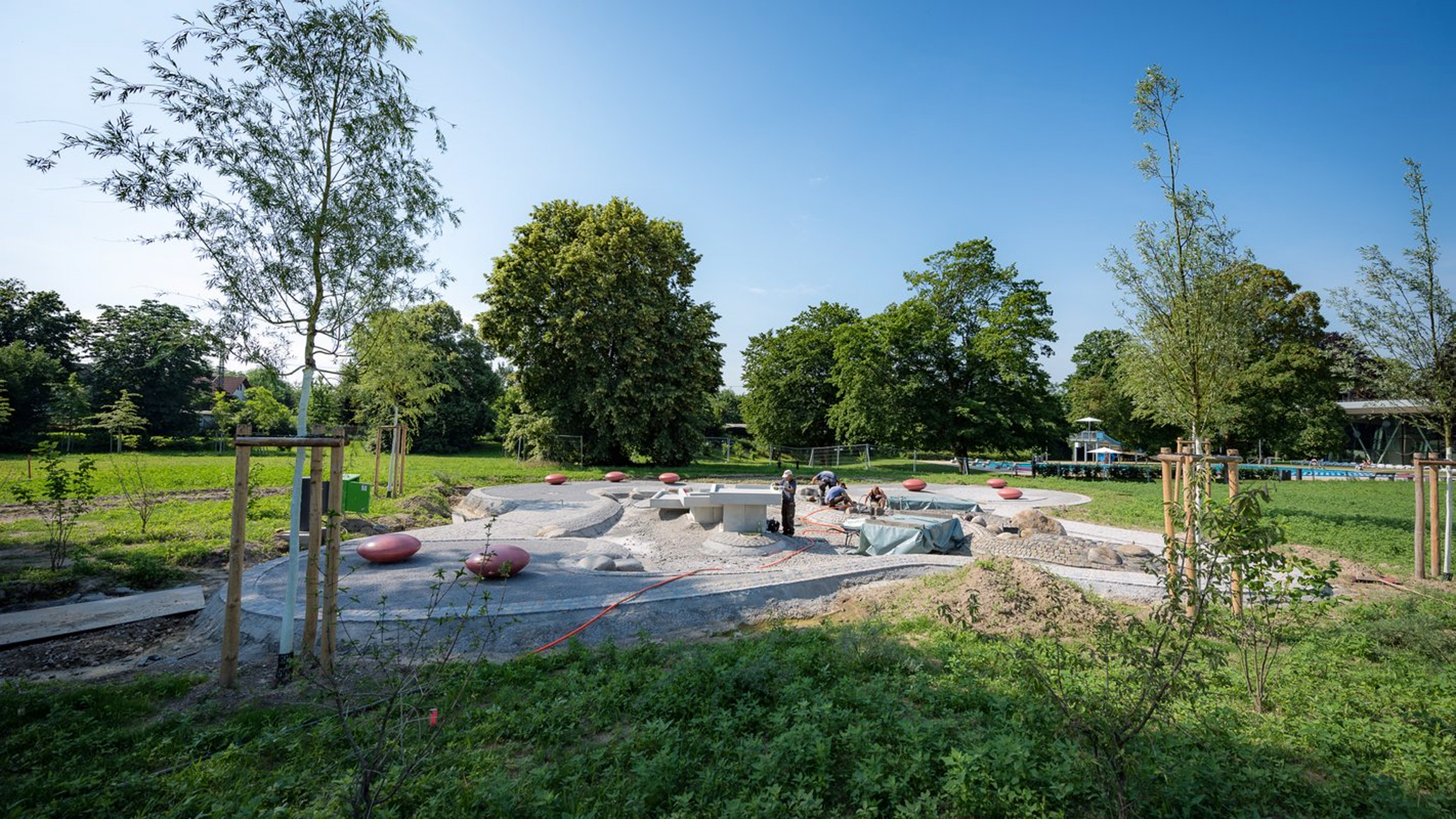 Für die Kleinsten entsteht derzeit eine bunte Spielewelt, die das Planschen im Wasser und Spaß im Grünen verbindet.