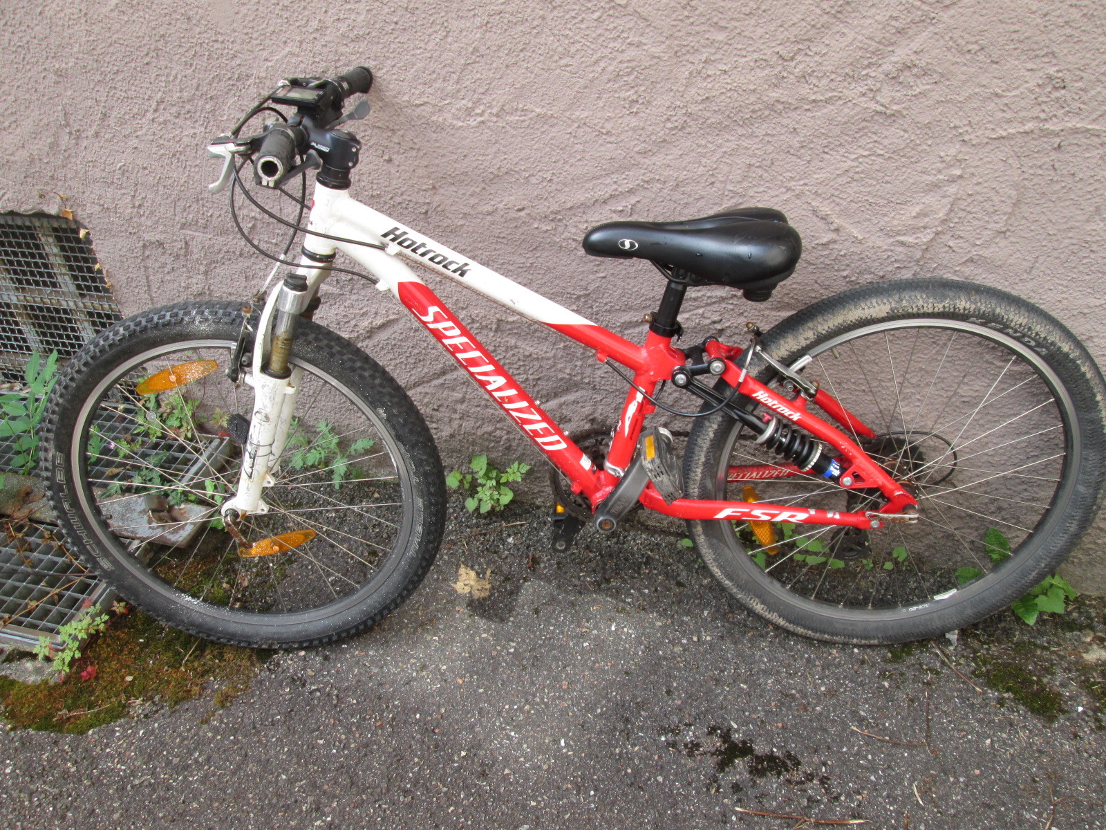 Mountainbike, Marke Specialized Hotrock, Kinderfahrrad, Farbe Rot-Weiß, Reifengröße 24 Zoll