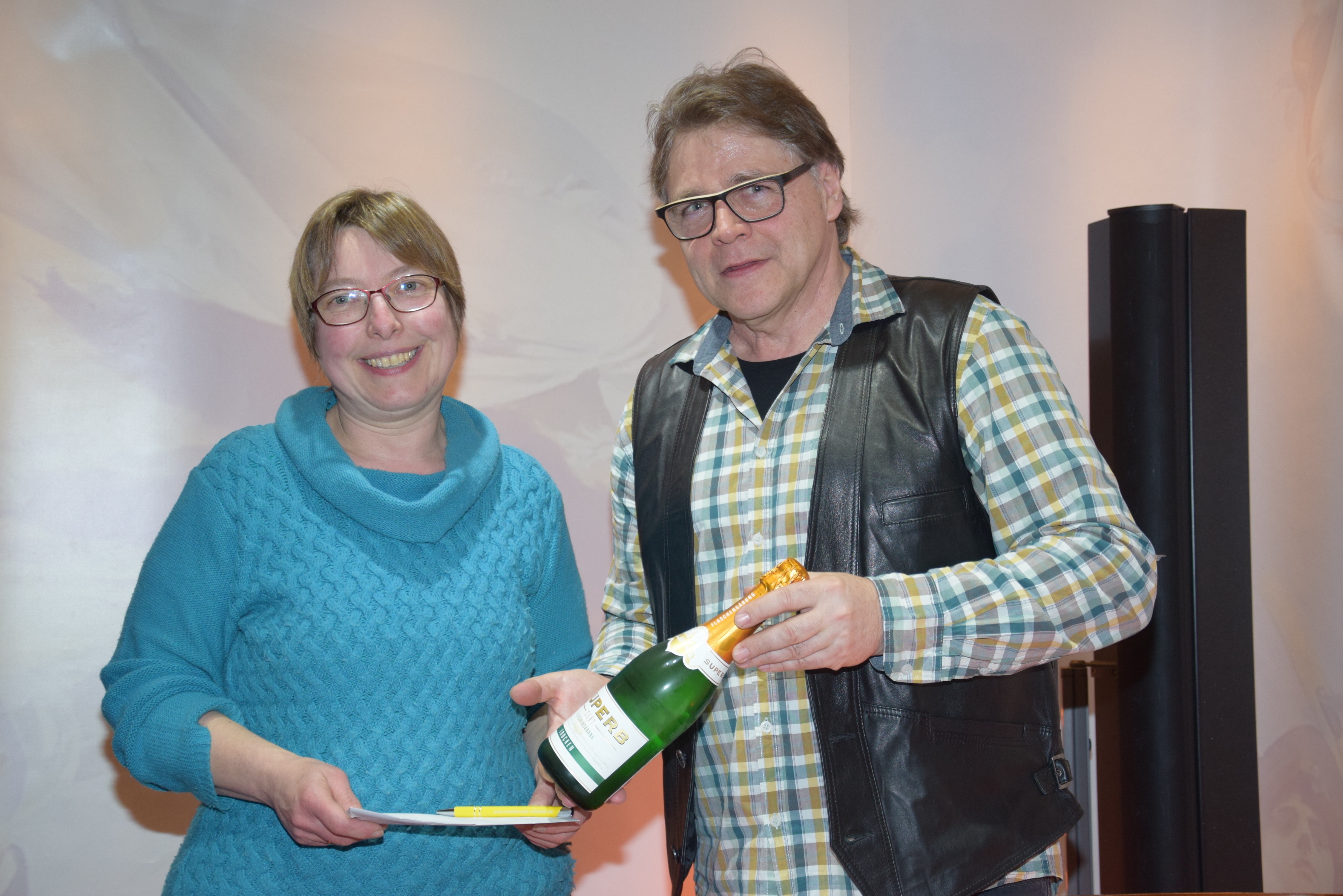 Ein kleines Dankeschön an die 10.000. Besucherin: Berthold Löffler (rechts) und Priska Käshammer