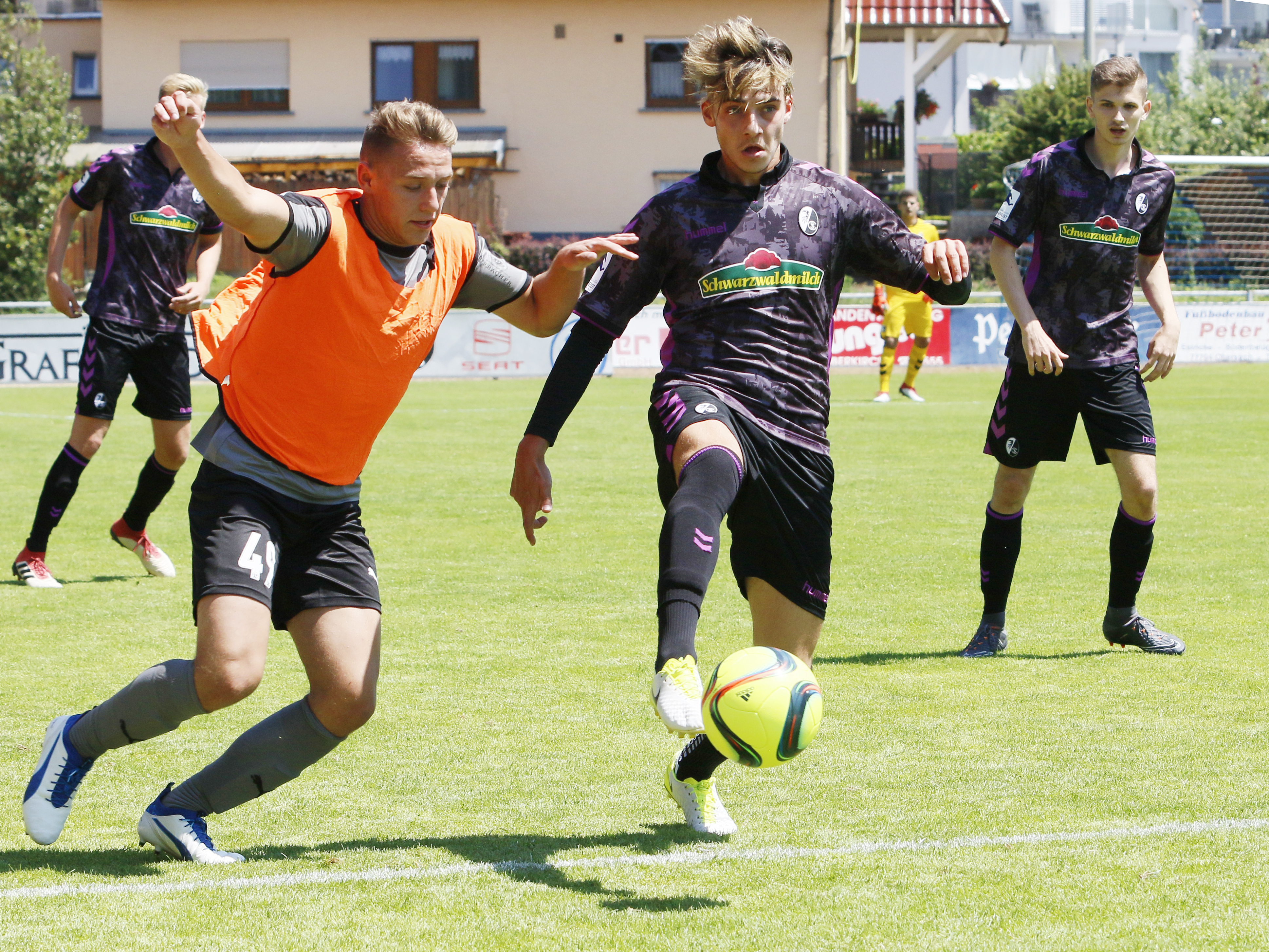 Die Freiburger Mannschaft (dunkle Trikots) hatte im Spiel beim SC Durbachtal alles im Griff.