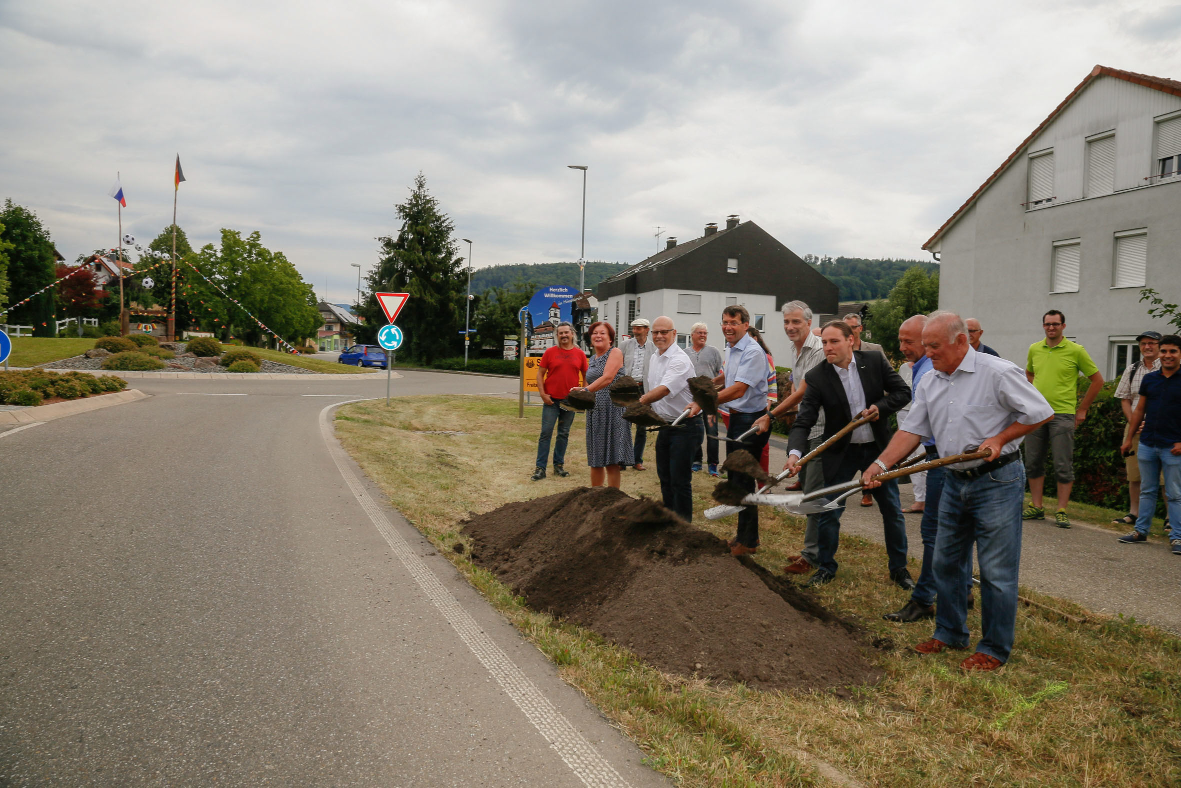 Erster Spatenstich in Münchweier: Ende des Jahres soll der neue Radweg fertig sein.