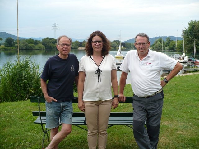 Der Bootsplatz ist idyllisch gelegen. Die "Rosi" wartet bereits im Hintergrund auf (v. l.) Reinhard Edenhofner, Isabel Obleser und Hans-Joachim Zehender | Foto: Fotos: Dagmar Jäger