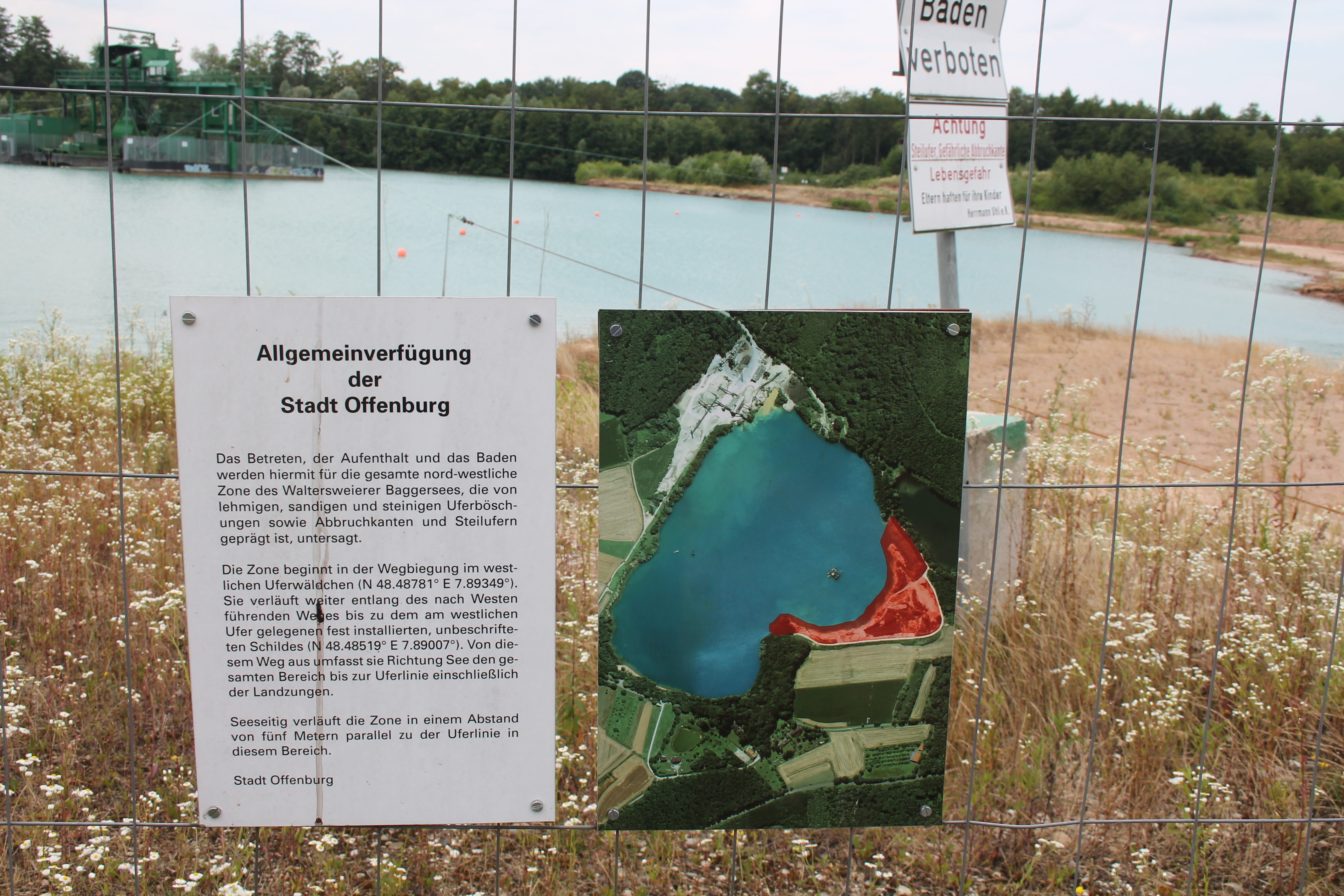 Der zum Baden und allgemeinen Aufenthalt verbotene Bereich am See in Waltersweier ist durch Zäune und Schilder markiert.