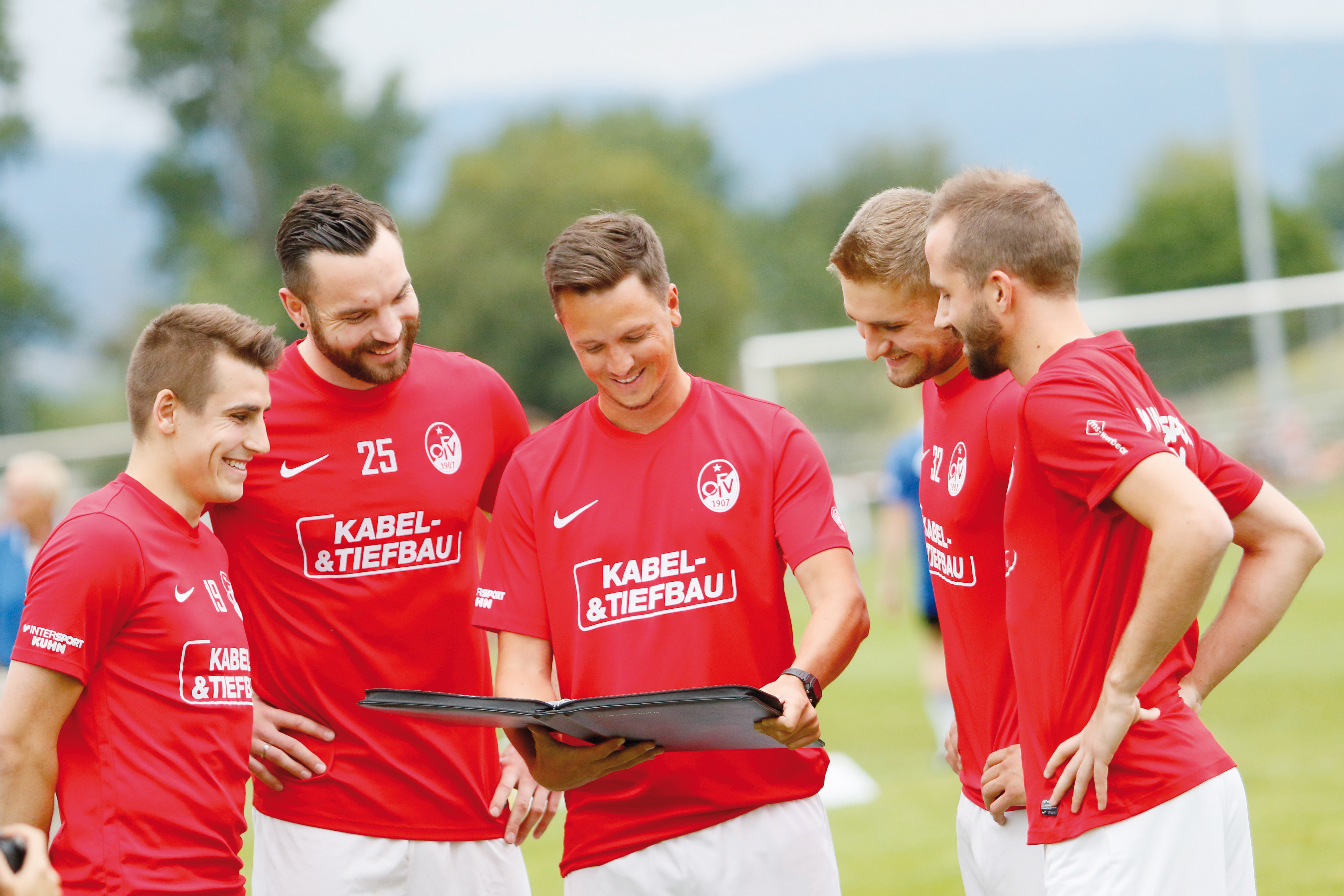 Der neue OFV-Trainer Florian Kneuker (Mitte) mit den Neuzugängen Lucas Martin, Fabian Herrmann, Markus Felka und Kapitän Marco Petereit (von links)