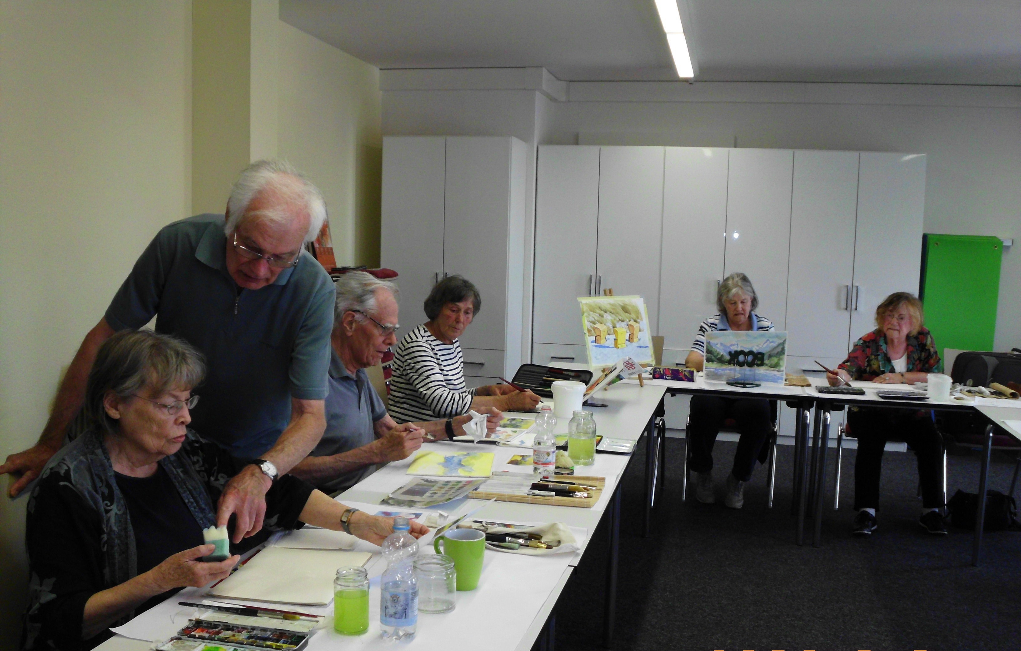 Montags trifft sich die Aquarellgruppe der Senioren unter der Leitung von Karl Vollmer.