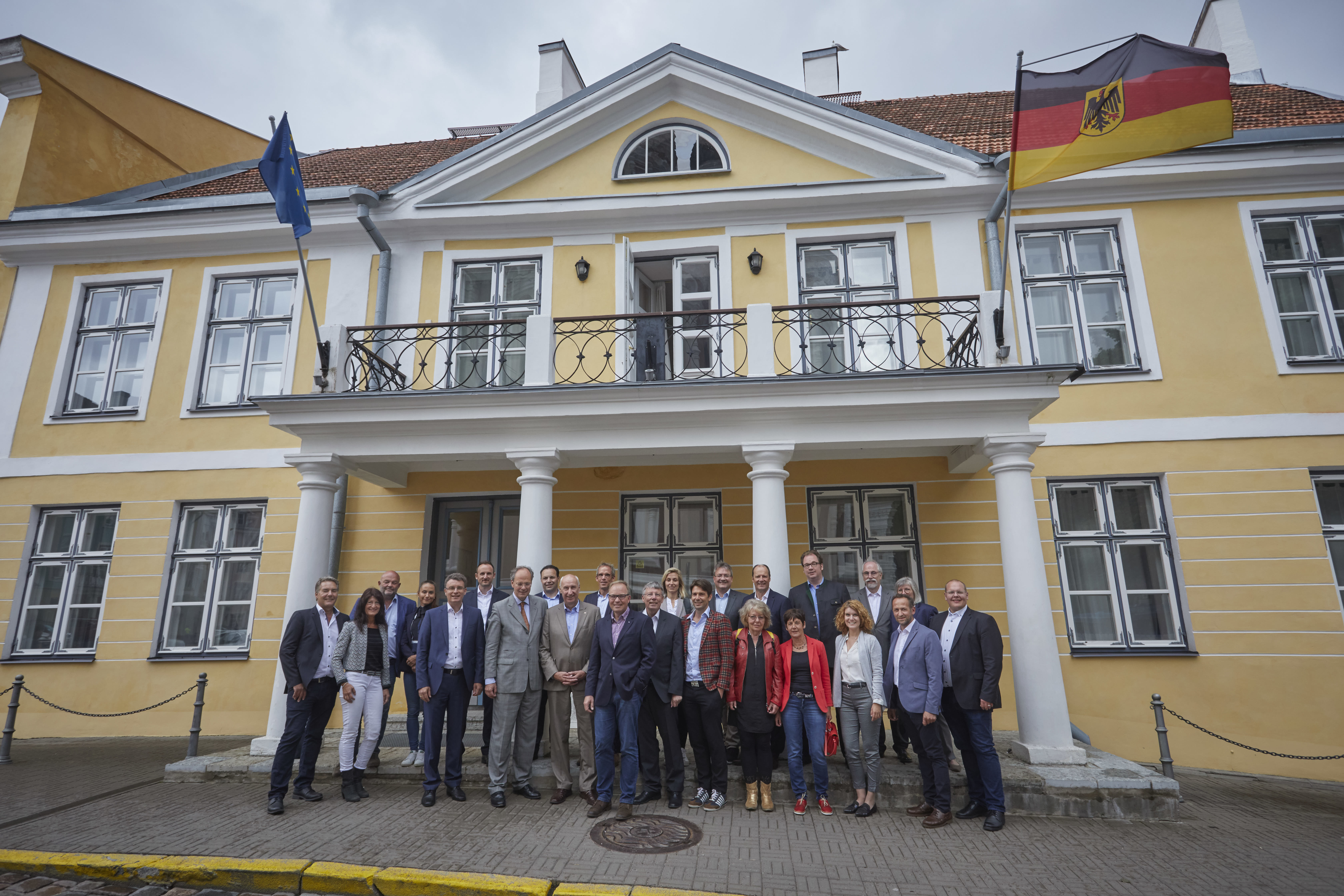 Gruppenbild der Delegation mit Botschafter Christoph Eichhorn vor dessen Residenz in Tallinn