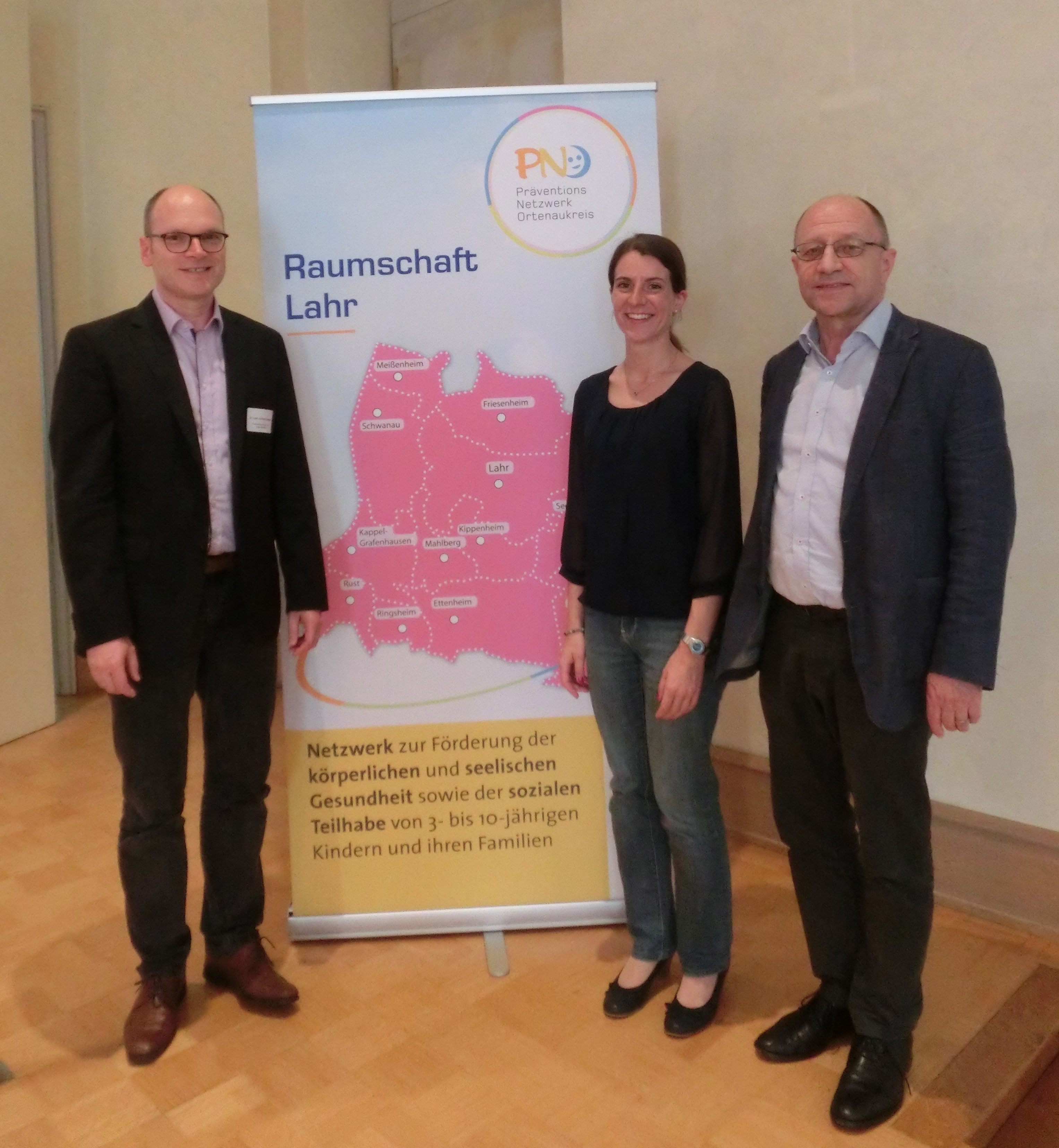 Ullrich Böttinger, Leiter des Amt für Soziale und Psychologische Dienste des Ortenaukreis und Leiter des Präventionsnetzwerk Ortenaukreis (rechts), Claudia Ohnemus, regionale Präventionsbeauftragte für den Bereich Lahr (Mitte) und Referent Christof Wettach, Kinderarzt in Lahr (links).