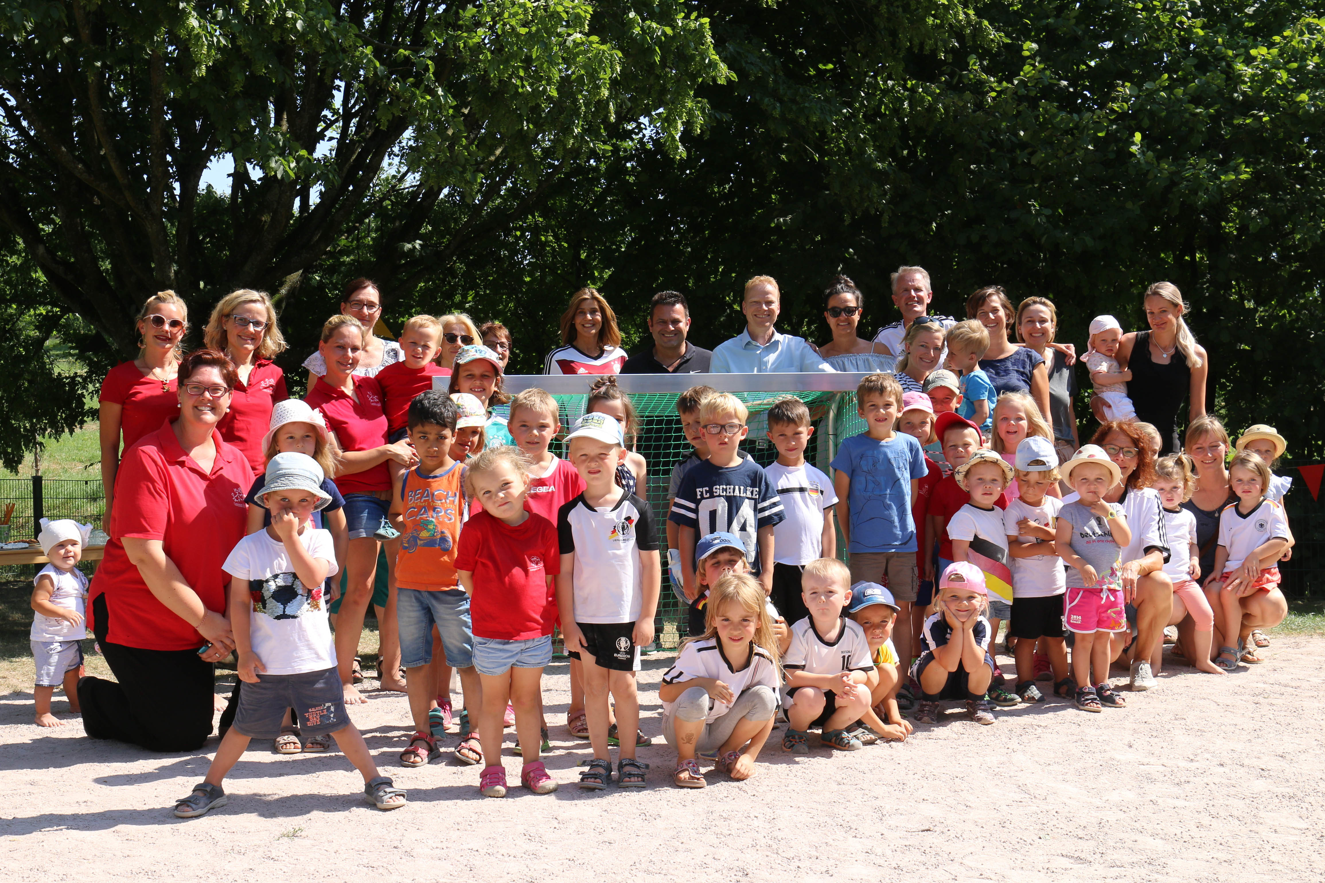 Nach dem Spiel zur Einweihung der neuen Fußballtore freuten sich mit den Kindern, hintere Reihe: Tabea Mischall, Annika Bienek, Denise Höfele, Kathrin Jülg, Claudia Panter, Maria Schweiß, alle vom Verein „Gemeinsam aktiv“, Kindergartenleiterin Vera Busam, Michael Waltersbacher vom Fachbereich „Planen und Bauen“, Ortsvorsteher Martin Benz, Elternbeirat Nadine Gmeiner, Ortsvorsteher Jürgen Mußler sowie die vier Elternbeiräte Nadine Hodapp, Diana Panter, Brigitte Sturm und Tina Hund; vordere Reihe rechts: Susanne Pollok, stellvertretende Leitung des Kindergartens „Maria Goretti“ und Magdalena Ebert, Mitglied des Elternbeirats.