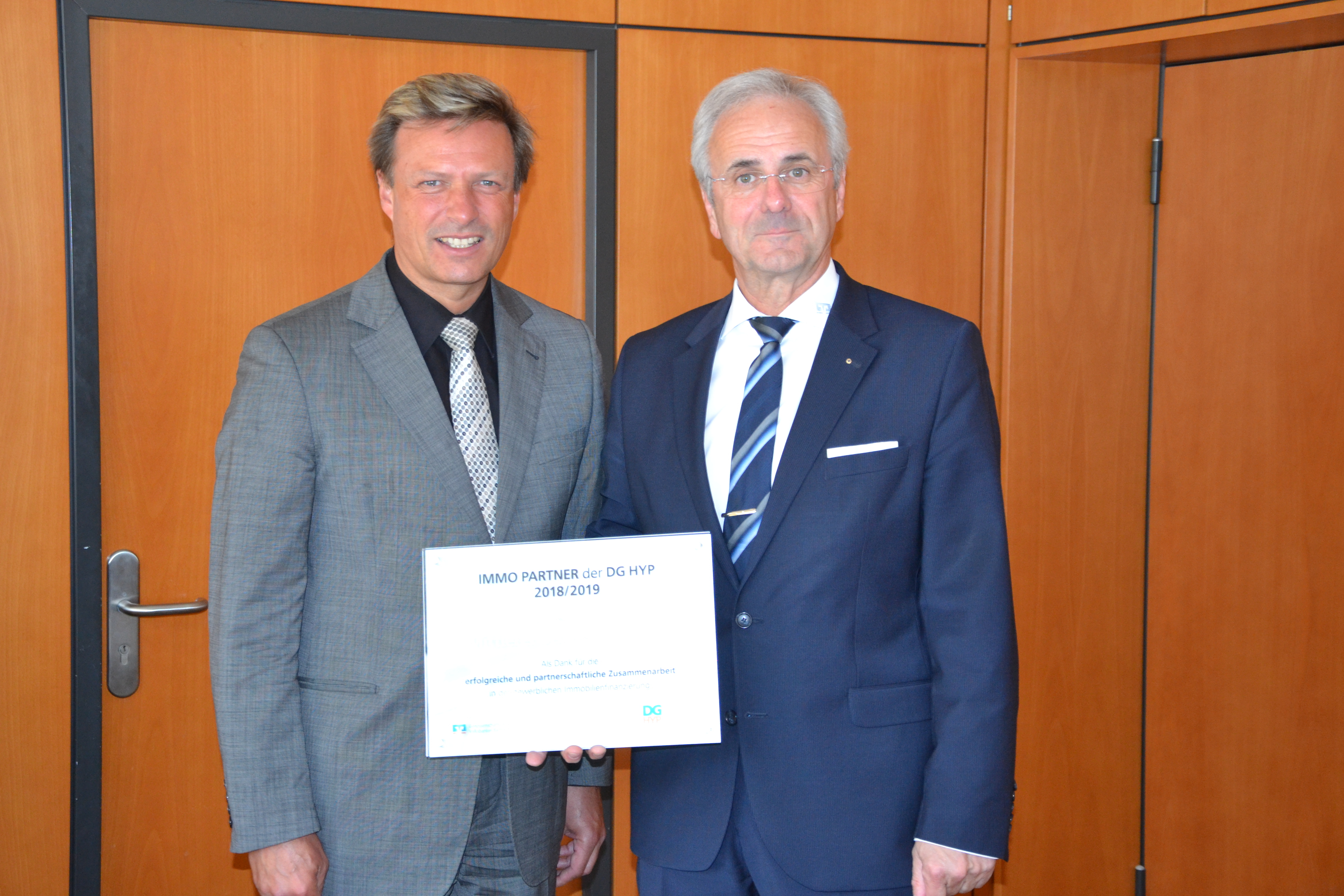 Erfolgreiche Partner: Götz Nagel, Regionaldirektor DG HYP Immobilienzentrum Stuttgart, (links) mit Manfred Kuner, Vorstandsvorsitzender Volksbank Mittlerer Schwarzwald eG)