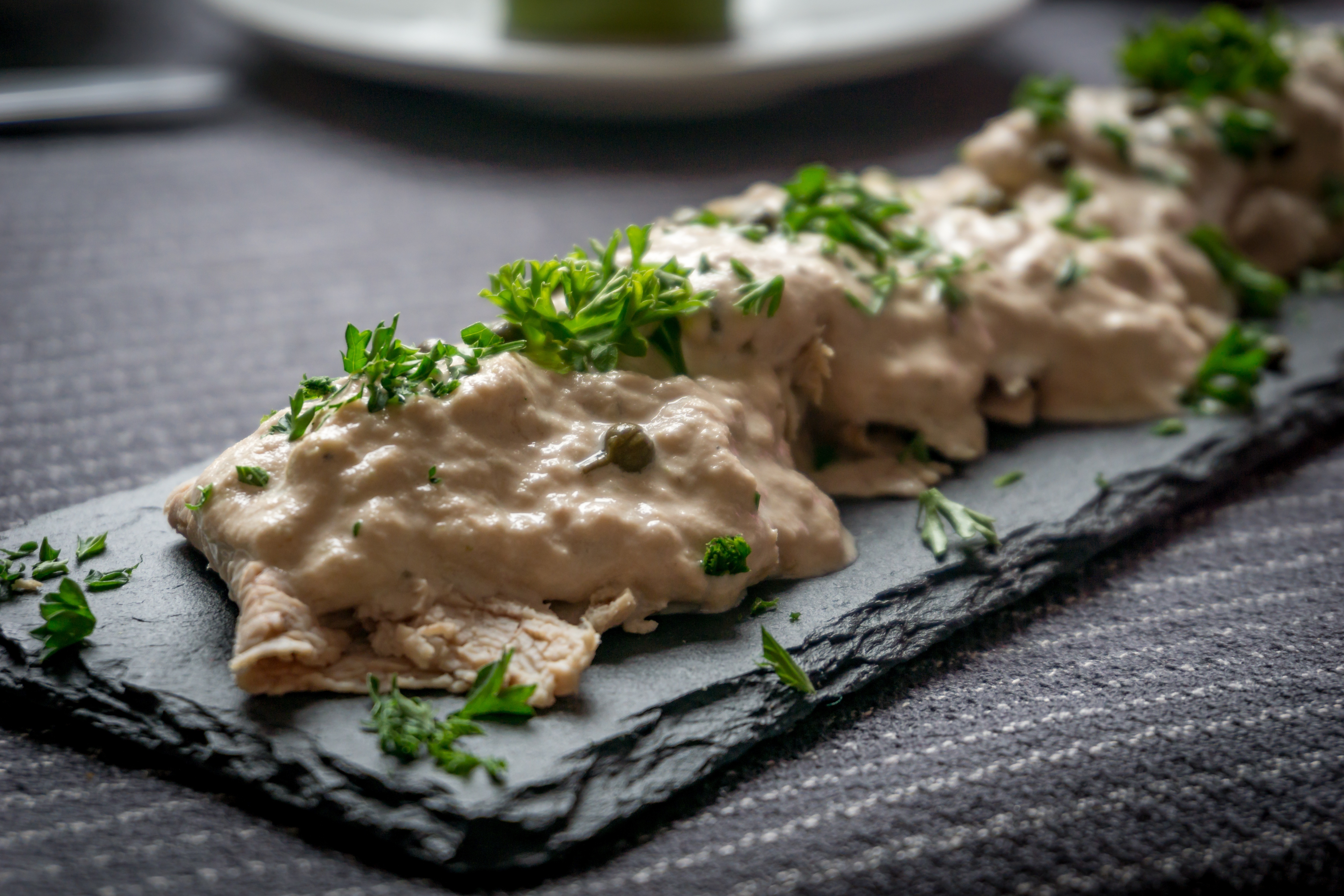 Vitello Tonnato ist ein typischer Antipasto, der im Piemont serviert wird.