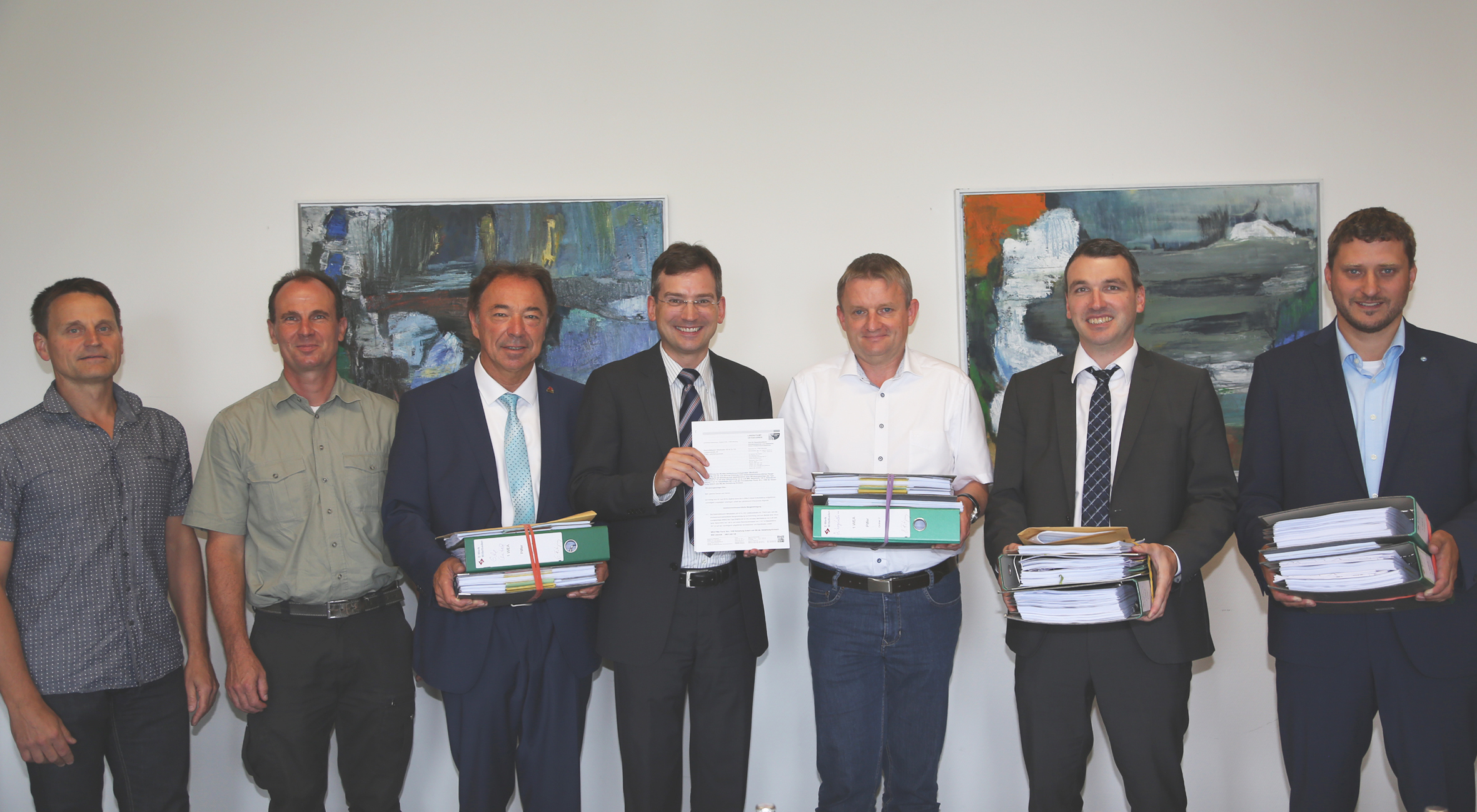 Übergabe der umfassenden Genehmigung: Gerhard Kienzler von der Windkraft Schonach (v. l. n. r.), Frank Werstein, Revierleiter Gutach, Gutachs Bürgermeister Siegfried Eckert, der Erste Landesbeamte des Ortenaukreises Dr. Nikolas Stoermer, Martin Wenz vom E-Werk Mittelbaden, Wolfachs Bürgermeister Thomas Geppert und Stefan Böhler, ebenfalls vom E-Werk Mittelbaden.