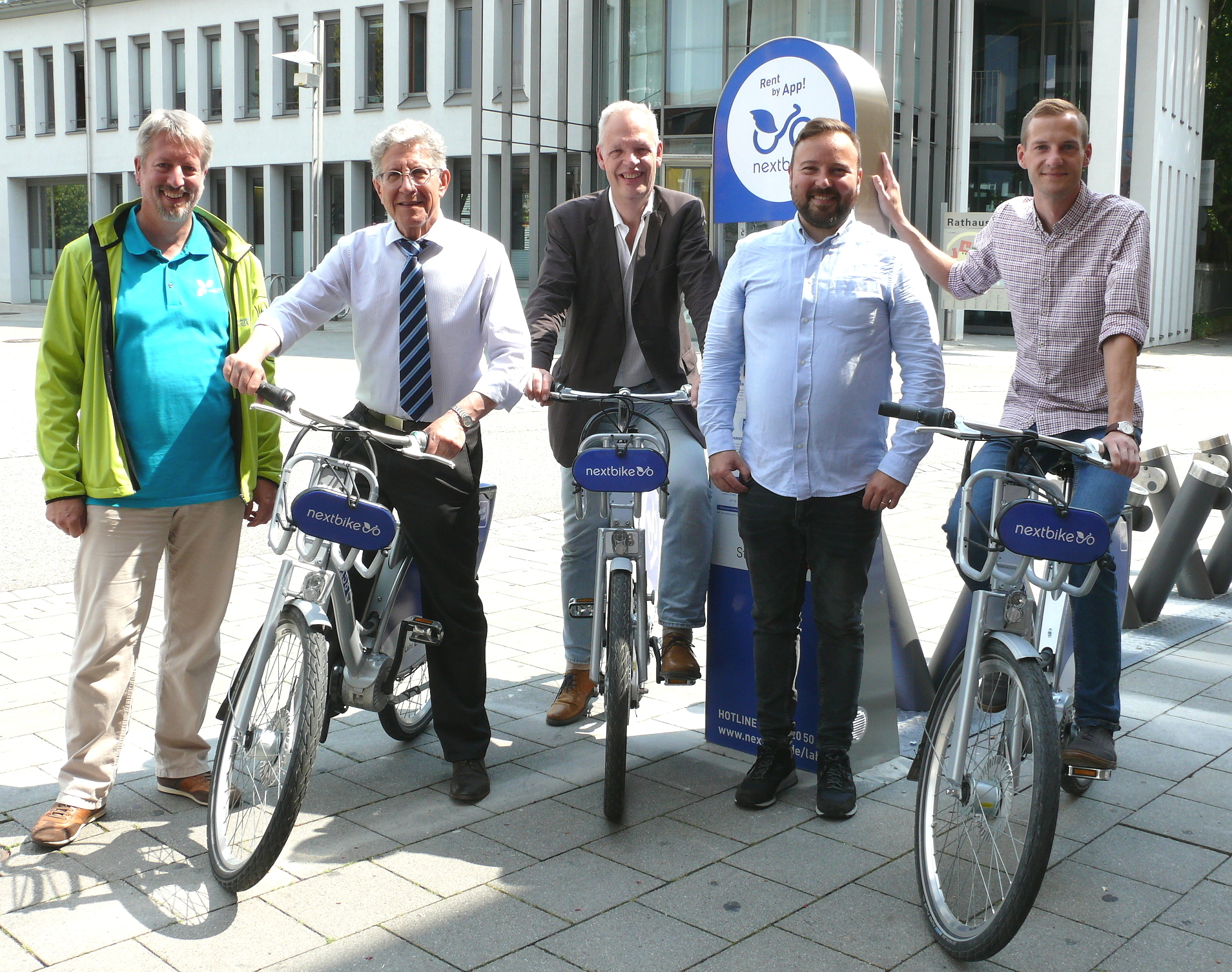 Station am Rathausplatz (v. l.): Bürgermeister Tilman Petters, OBWolfgang G. Müller, Klimaschutzmanager Michael Dutschke, Onur Semerci ("nextbike"), Martin Stehr (Stadtplanungsamt)