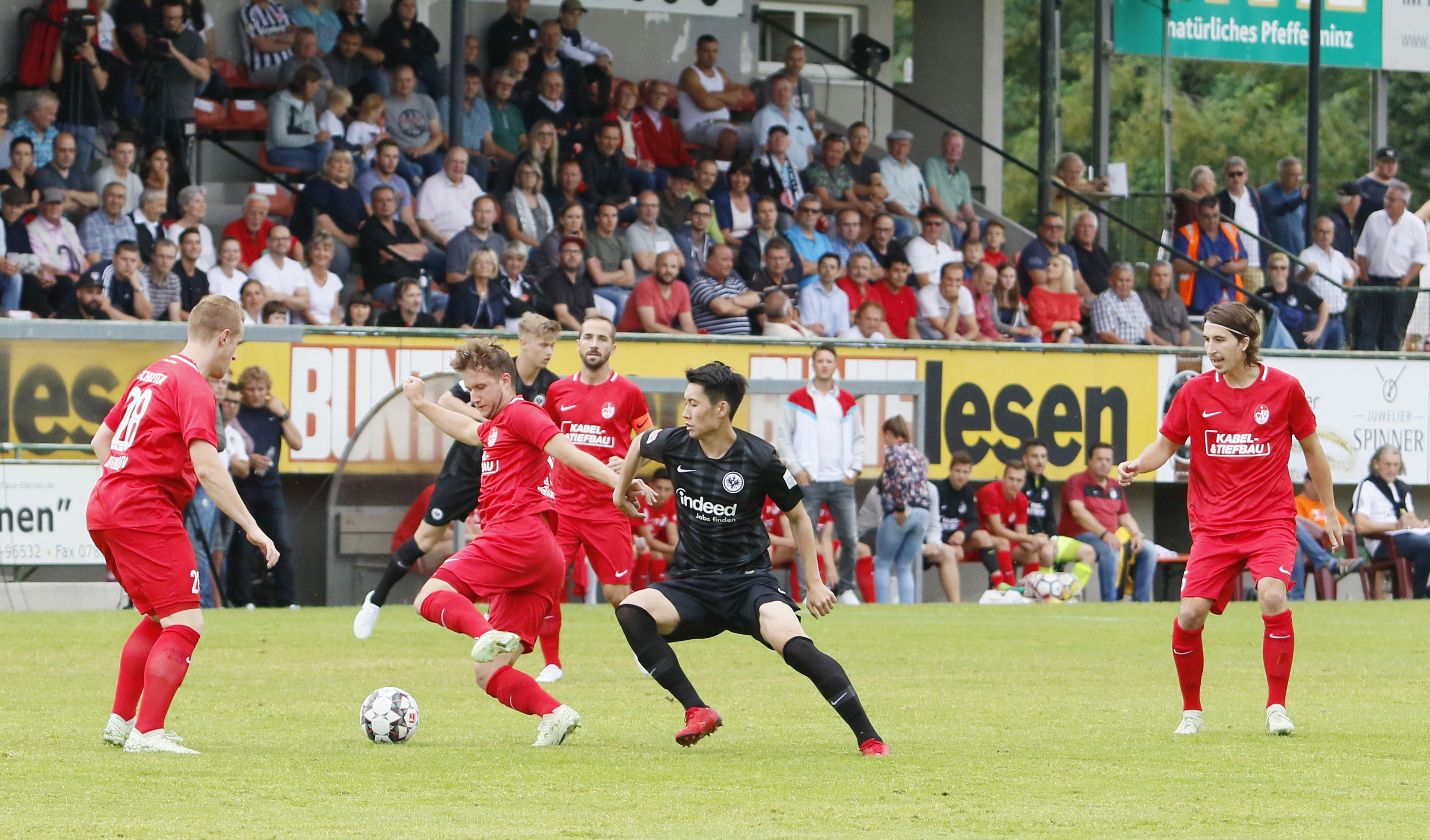 Der OFV (rotes Trikot) wehrte sich tapfer gegen Eintracht Frankfurt und hielt mit dem 1:7 die Niederlage noch in Grenzen.